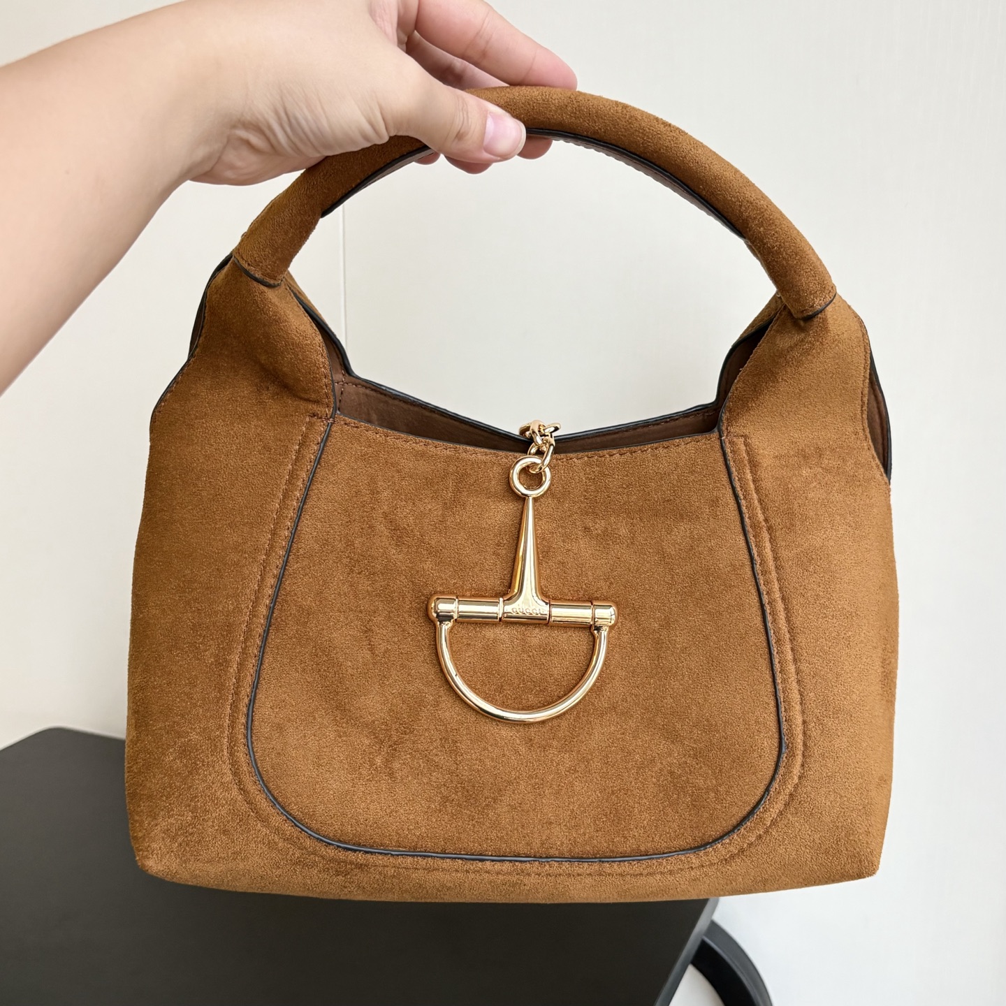 💰200包邮❗ Gucc1 Softbit系列大号半马衔扣造型中号手提包～款号837467棕磨砂🎈🎈🎈尺寸：27.5厘米（宽）x 21厘米（高）x 16厘米（深）📢📢📢