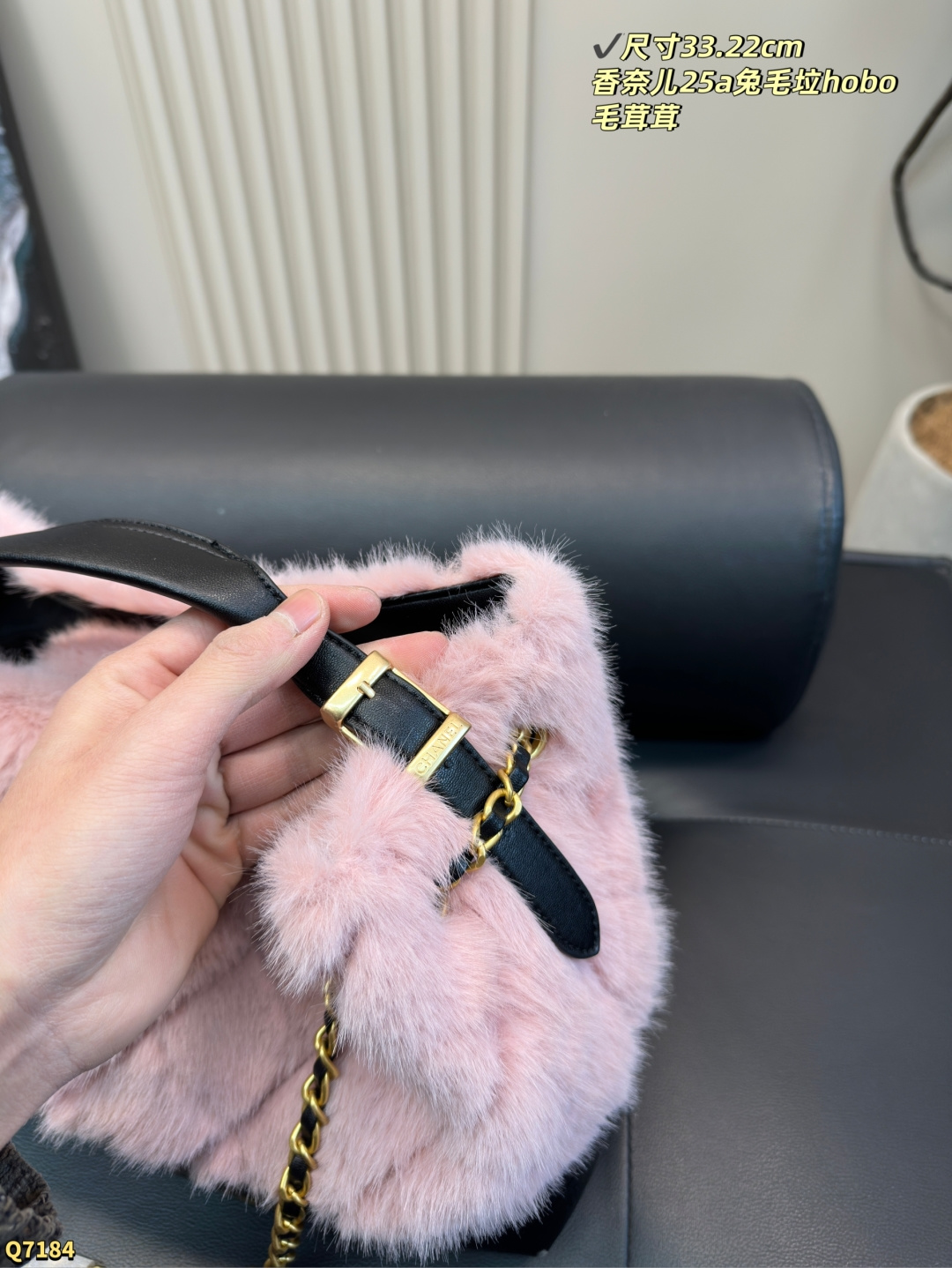 💰200 尺寸33.22cm 香奈儿25a兔毛hobo托特 25A高级手工坊上新 有点东西 早早被预告吸引的一只包包👜 收到实物真的太惊艳了 单肩手提怎么背都好看 而且巨轻！ 这个尺寸150+以上身高都可以背！ 秋冬搭大衣 巨时髦 太适合凹造型了