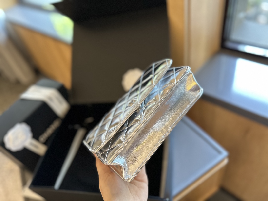 p130 折叠礼盒包装装 CHANEL 香奈儿发财包 入门级小挎包 香奈儿woc新款发财包 可斜挎单肩 链条可收入包内作为手包使用💪 上身后超显大气， 别看小小的 这个很能装哦 小巧实用 人手必备 上身效果超好 尺寸: 19.12