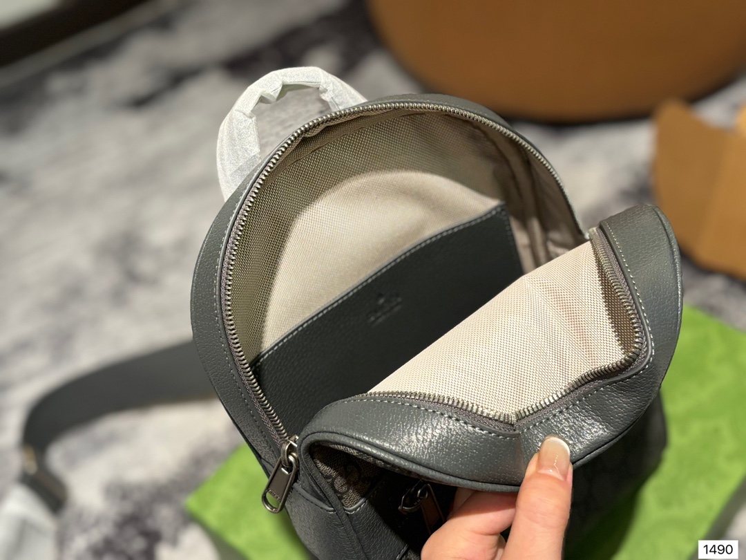 p165 礼盒包装 男包分享gucci gucci 比起非常火。这一款古奇男士单肩包可以说非常低调了國 老花的,这款呢低调稳重,日常休闲也搭得来也可斜 尺寸20.28