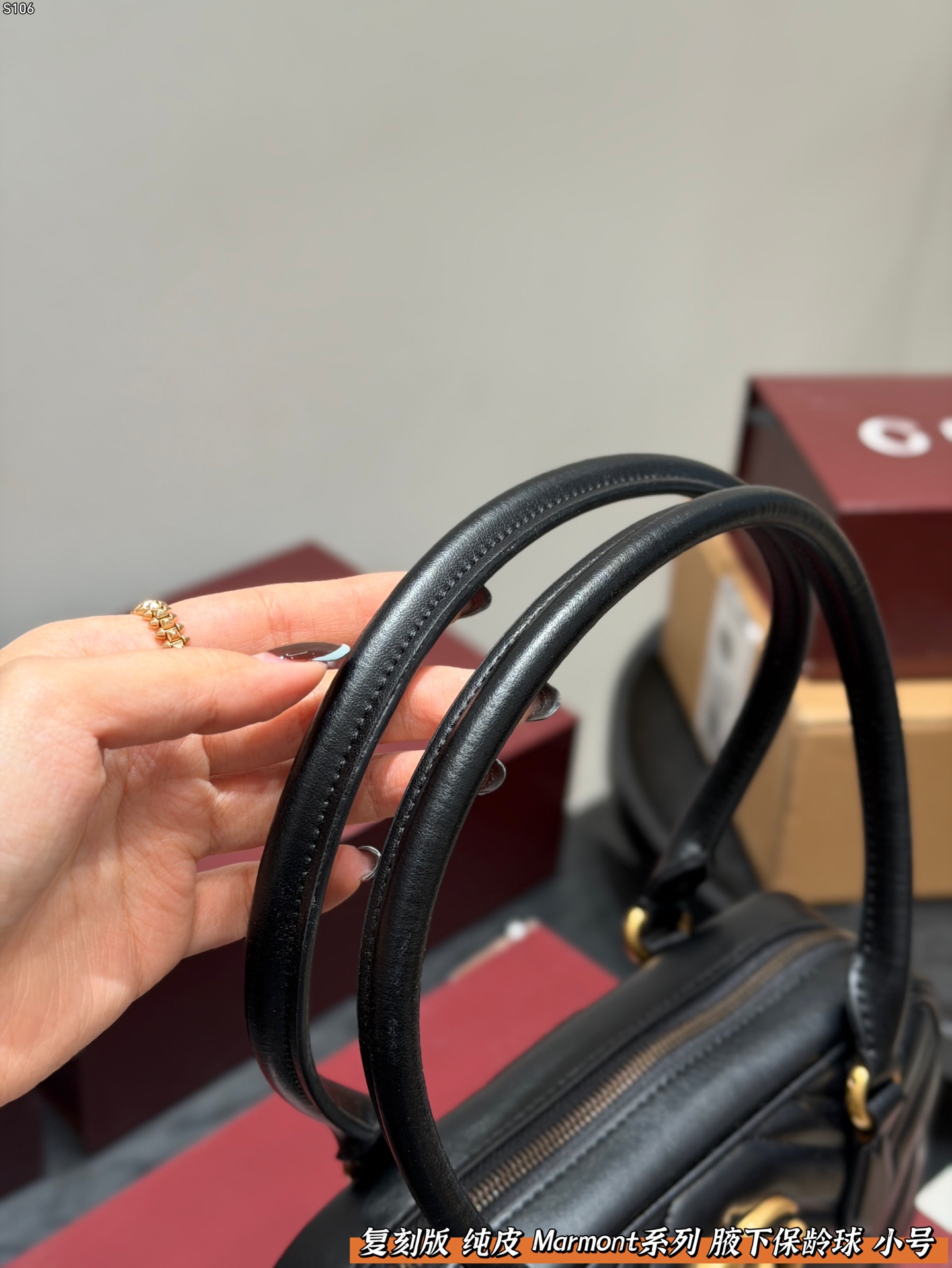 P145 礼盒包装 复刻版 纯皮！ Gucci GG Marmont保龄球包腋下马蒙包，黑色波浪纹绗缝皮革+金色双G标志，简约又超有辨识度。 手提or腋下背都OK，通勤，出街都很百搭!皮革柔软耐用，容量刚好，日常用品轻松装下。 尺寸 小号26*16cm