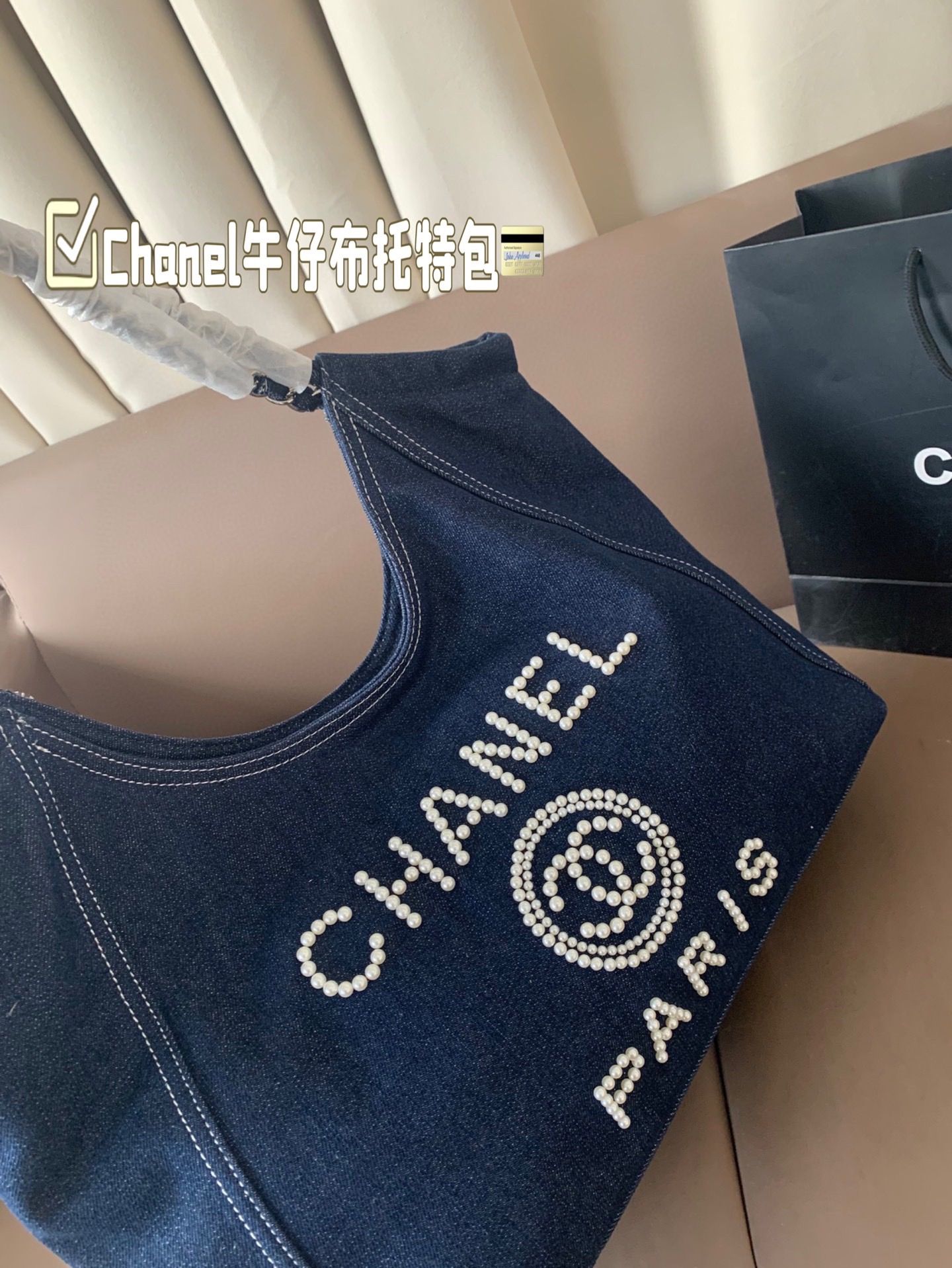 P180 Chanel这款蓝色牛仔布托特包真的绝了 容量超大！日常通勤完全够用课本、笔记本、化妆包统统装得下学生党上班族都能背真的是实用又好看！尺寸37*25