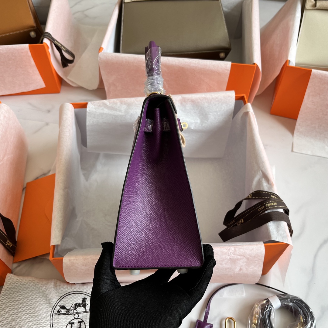 💰328包邮‼️ 25掌纹凯莉 海葵紫 升级版掌纹Kelly‼️ 版型无可挑剔 走线工整细致 让人爱不释手的Epsom掌纹皮 细纹皮料 自重轻 却很耐造硬挺 容易打理 手工烫印logo 25尺寸属于黄金尺寸 配上肩带就能解放双手 全套礼盒包装‼️