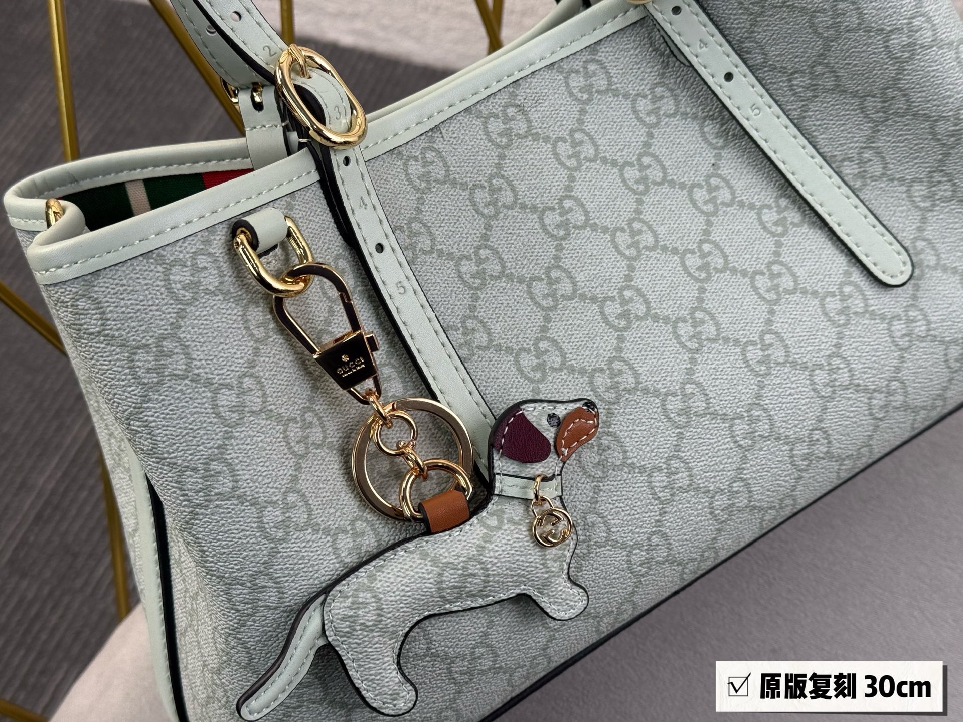 💰185无盒 挂件➕40 size：30*18cm GG新款 Emblem水桶包 我愿称之为年度包王 轻便能装好看又好搭！ 谁能不爱这个Emblem小水桶 ！
