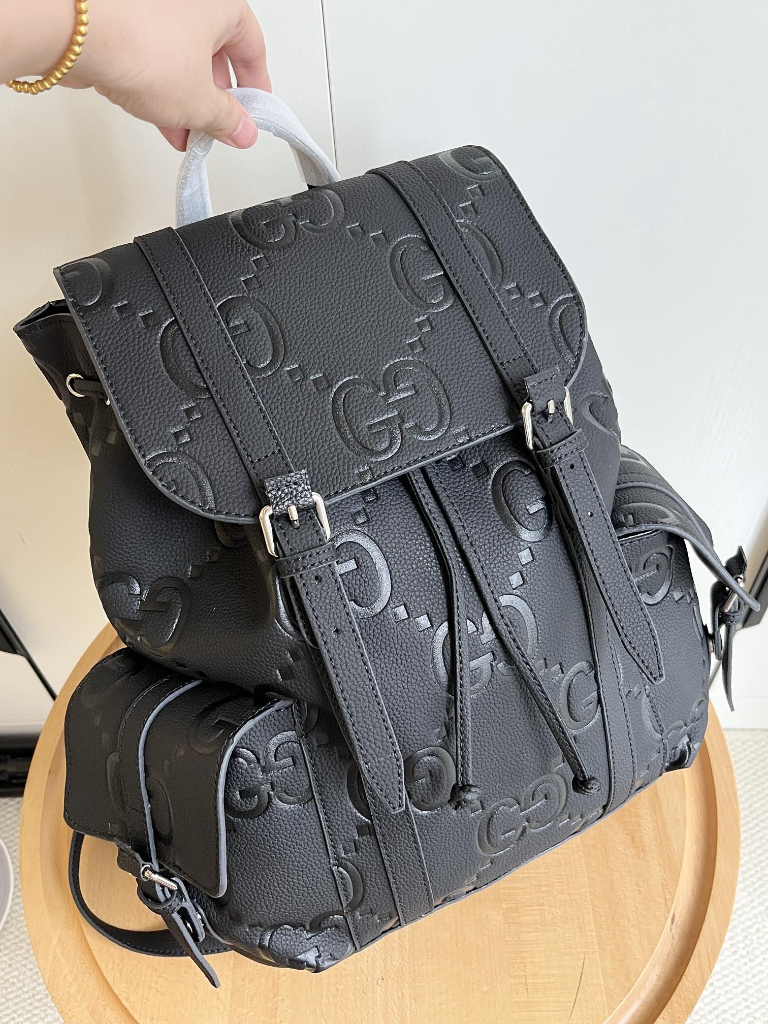 实拍#💰280 款号：625770 34x41x12cm：34x41x12cm 以其柔软和稍微有光泽的完成而闻名，gg 皮革在今年秋季前的系列中运用了纹理，在黑色穿孔皮革基座上压花了房子的徽章。 这款背包有多个外部和内部口袋，包括一个带衬垫的笔记本电脑包和智能手机套。 功能性的带扣关闭器有额外的磁扣，可以方便地打开。