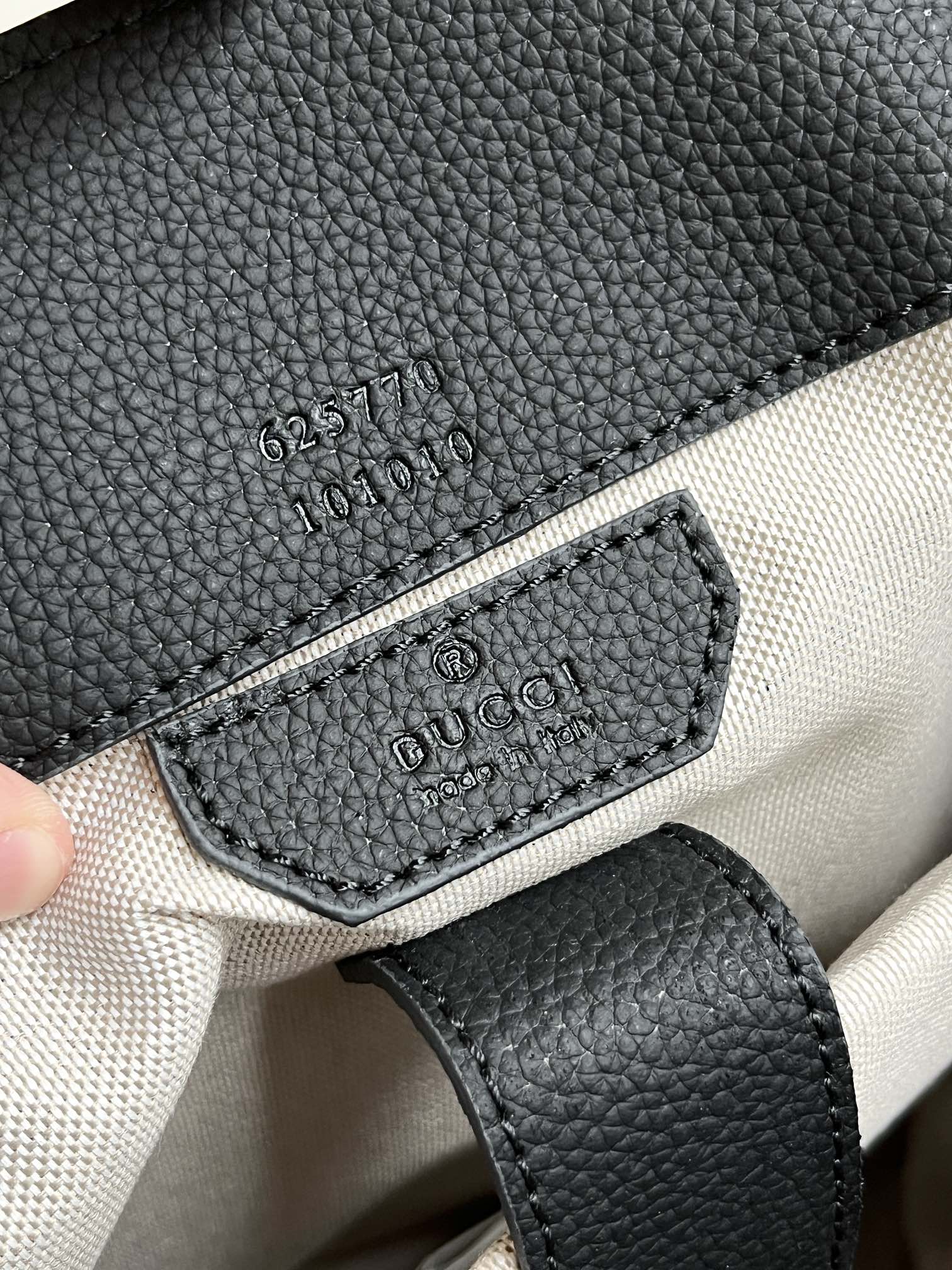 实拍#💰280 款号：625770 34x41x12cm：34x41x12cm 以其柔软和稍微有光泽的完成而闻名，gg 皮革在今年秋季前的系列中运用了纹理，在黑色穿孔皮革基座上压花了房子的徽章。 这款背包有多个外部和内部口袋，包括一个带衬垫的笔记本电脑包和智能手机套。 功能性的带扣关闭器有额外的磁扣，可以方便地打开。