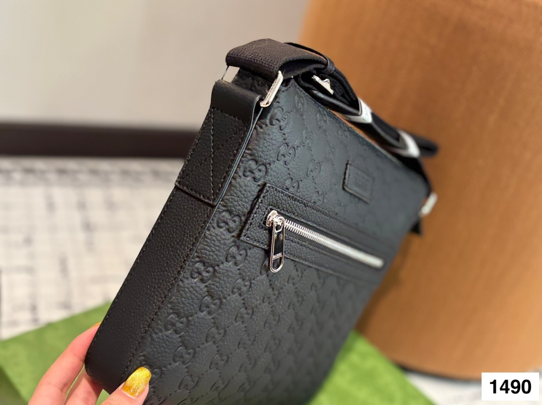 P165 配盒子 纯皮新款男士，很酷的LV男包来喽看起来十分时尚且年轻。斜挎也不显大当收纳空间真心不错，拿取东西时十分方便当肩带可以自由调节长度，任何身高都没问题 尺寸：23.16