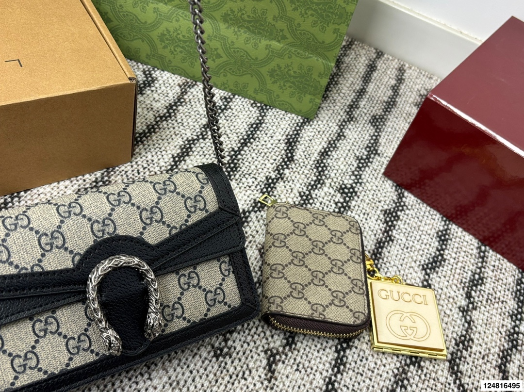 p165 配折叠礼盒 Gucci 新配色 燕麦色 Nano 酒神 新品 Zp售价&yen;27,400 如果包包只能选一个你们就买这个迷你酒神就可以了 我给你们种草图 看看他有多a多飒 女孩的本命包 复古系列更让年轻女孩们心动💓 装不了东西没关系 好看就行了！！ 尺寸：17*10