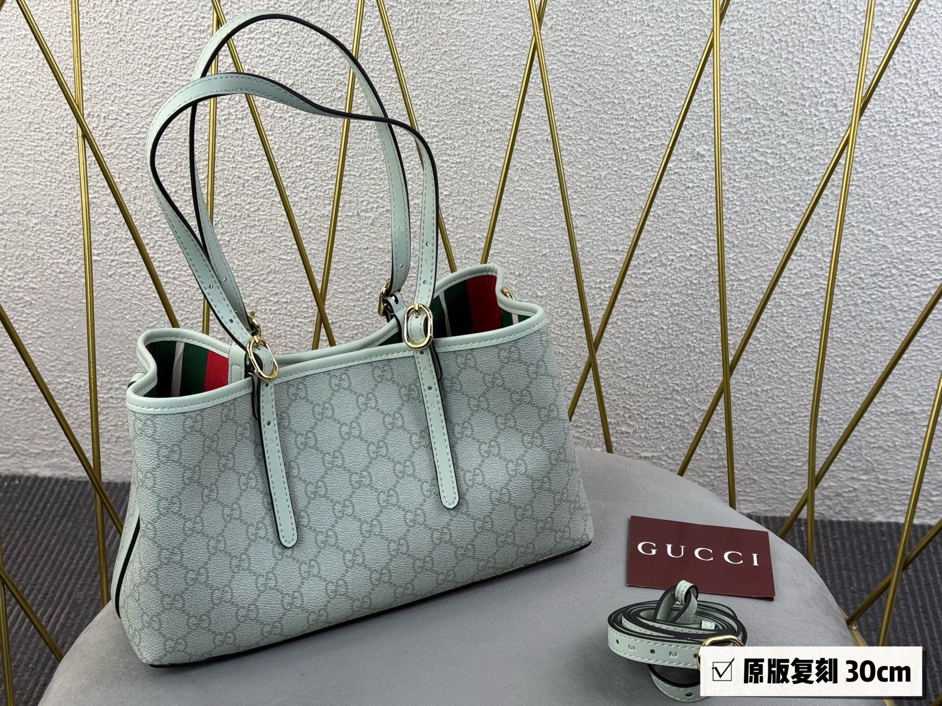 💰185无盒 挂件➕40 size：30*18cm GG新款 Emblem水桶包 我愿称之为年度包王 轻便能装好看又好搭！ 谁能不爱这个Emblem小水桶 ！