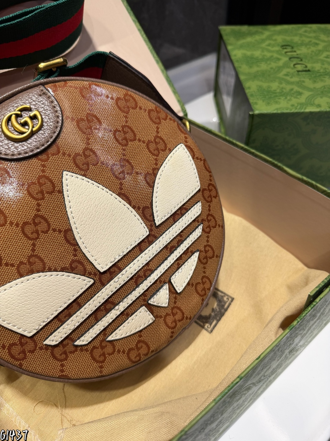 ❤️p130（礼盒包装）❤️ gucc！酷奇 今年圆形包比较多，考虑到容量的话老花家圆饼包是个不错的选择哦，可以说内外兼修啦圆饼包颜值高实用性真的不赖的尺寸20.6.20