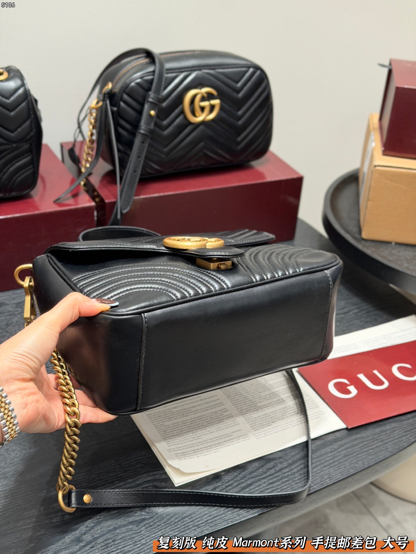 P160 礼盒包装 复刻版 纯皮！ Gucci GG Marmont 手提邮差包 链条包包！黑色波浪纹绗缝皮革+金色双G标志，简约又超有辨识度。 手提or腋下背都OK，通勤，出街都很百搭!皮革柔软耐用，容量刚好，日常用品轻松装下。 尺寸 大号27*19cm