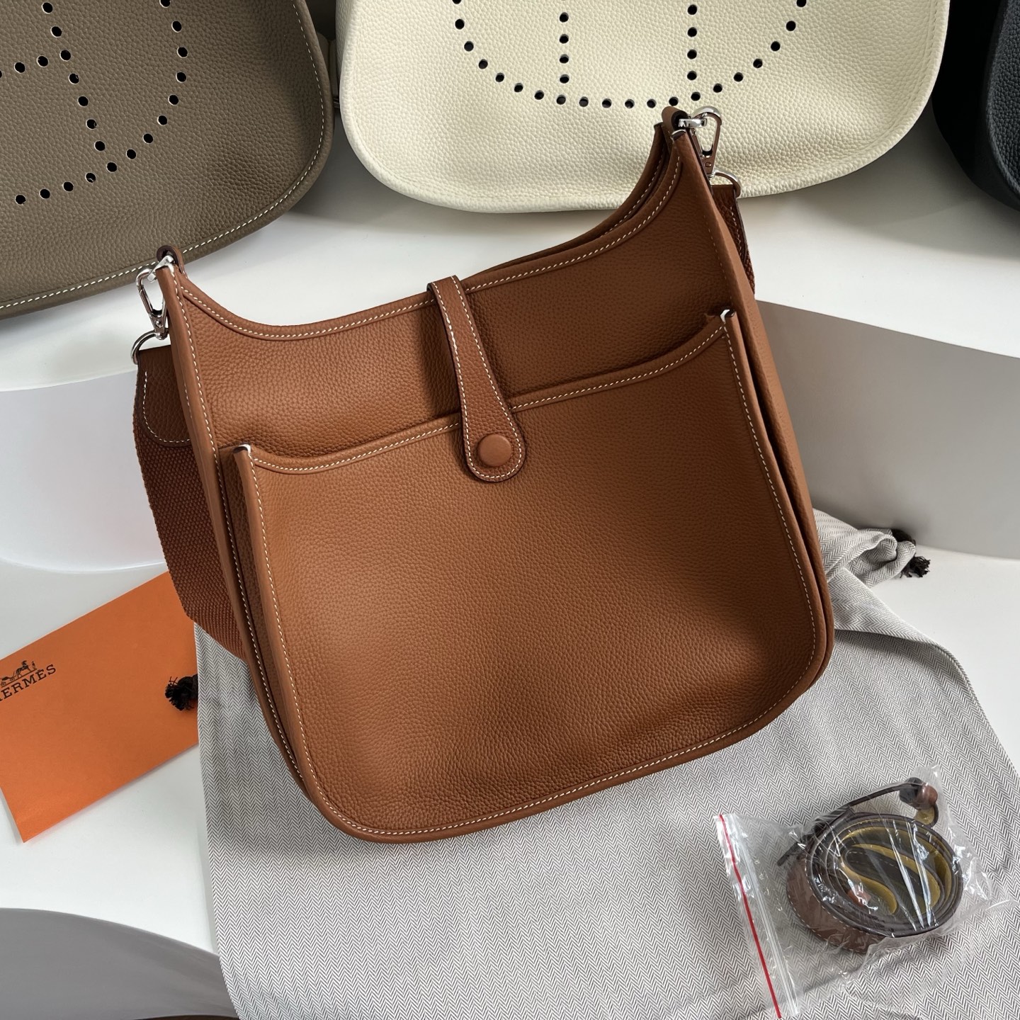 定制版29厘米💰258包邮‼️礼盒➕20 伊芙琳29cm慵懒的刚刚好！ 都说这个包冷门，但实物真的越耐看 ，这款更休闲更飒，百搭随性，简约大气的慵懒感一下子拿捏住了！实用主义者必备大包！容量太nice啦👍 贴心的宽肩带可以减轻重量，放松肩膀～ 多种背法，男女都可驾驭！ 更加适合高个子宝宝哦～随意一挎就能出门 尺寸：29&times;30&times;8cm