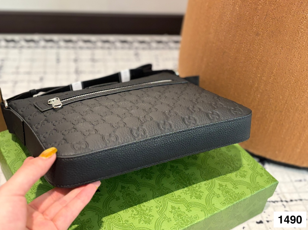 P165 配盒子 纯皮新款男士，很酷的LV男包来喽看起来十分时尚且年轻。斜挎也不显大当收纳空间真心不错，拿取东西时十分方便当肩带可以自由调节长度，任何身高都没问题 尺寸：23.16