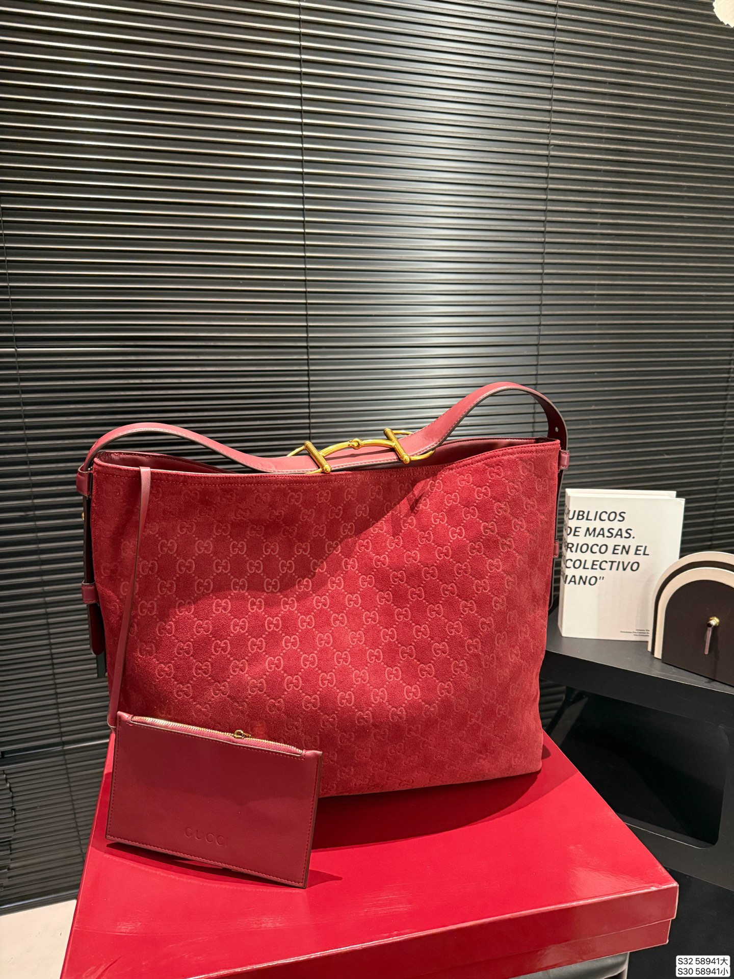 大号P210 小号P200 配盒子 纯皮酷奇Gucci Beatrix 【Gucci bestrix咖啡棕 轻享随行】✨ ▪️ 一抹浓郁咖啡色 沉淀时光的温柔 搭配秋冬焦糖系穿搭 自带高级滤镜 举手投足皆是质感 ▪️ 超轻量设计 重量仅如一部手机 肩颈自在无负担 通勤赶车步履生风 逛街出游轻如 尺寸大40 35 小34 27 货号58941