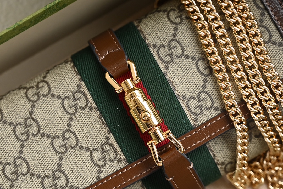 💰328包邮‼️ 😊 GG Jackie1961系列链条包 喜欢小链条包首选是 它可以当钱包，也可以当包包 能放12张卡➕完整的大钞，还可以放手机 钱包款加上链条，一个包钱得两个，划算！ 五金扣和链条，包括它的拉链头和D字扣 全部都是用全钢五金⚠️ 原厂皮➕原厂对色牛仔料 别看它小小一个，伺候着它的都是高级货❗️ Size：19&times;10&times;3.5cm #652681m