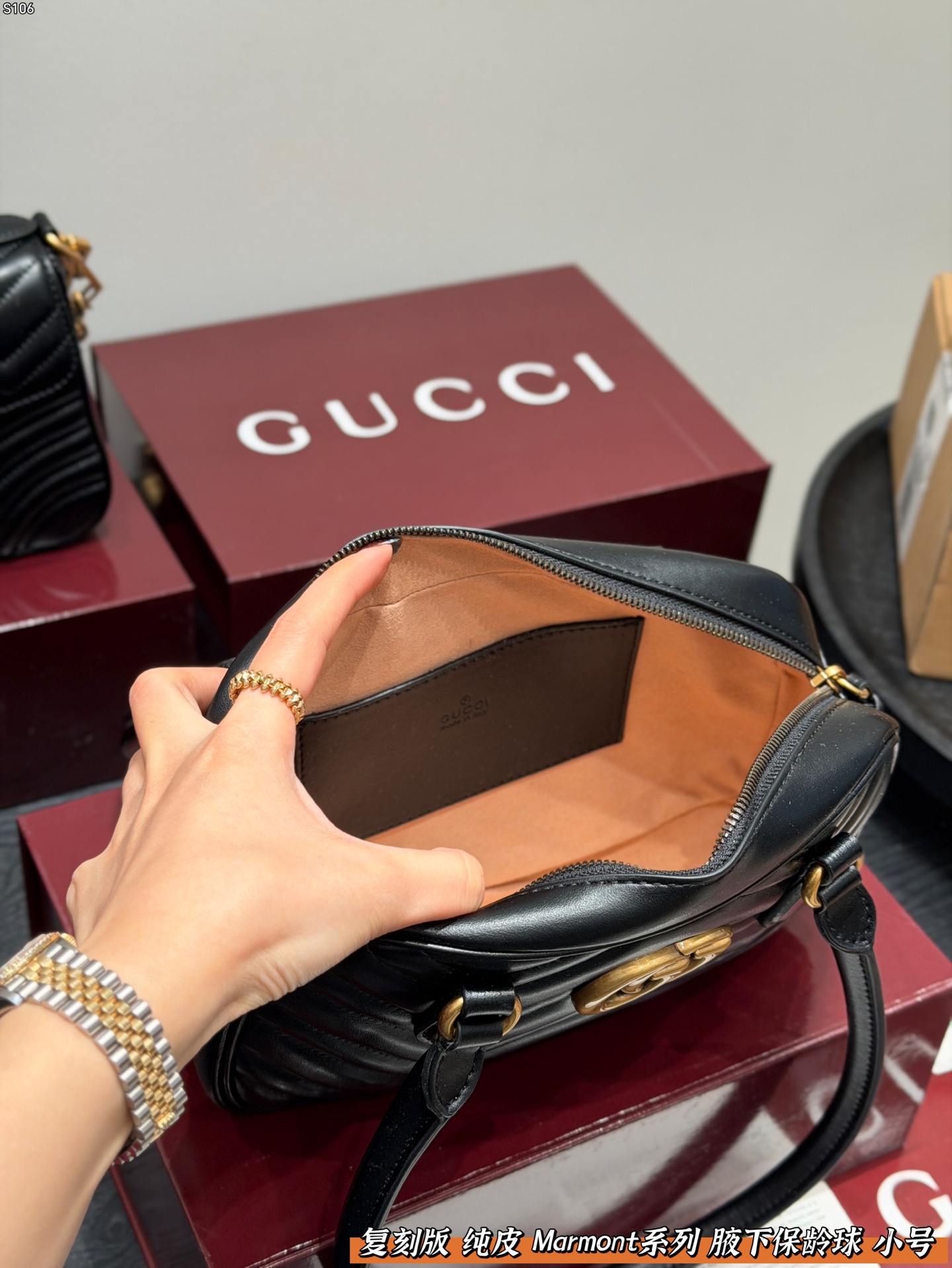 P145 礼盒包装 复刻版 纯皮！ Gucci GG Marmont保龄球包腋下马蒙包，黑色波浪纹绗缝皮革+金色双G标志，简约又超有辨识度。 手提or腋下背都OK，通勤，出街都很百搭!皮革柔软耐用，容量刚好，日常用品轻松装下。 尺寸 小号26*16cm