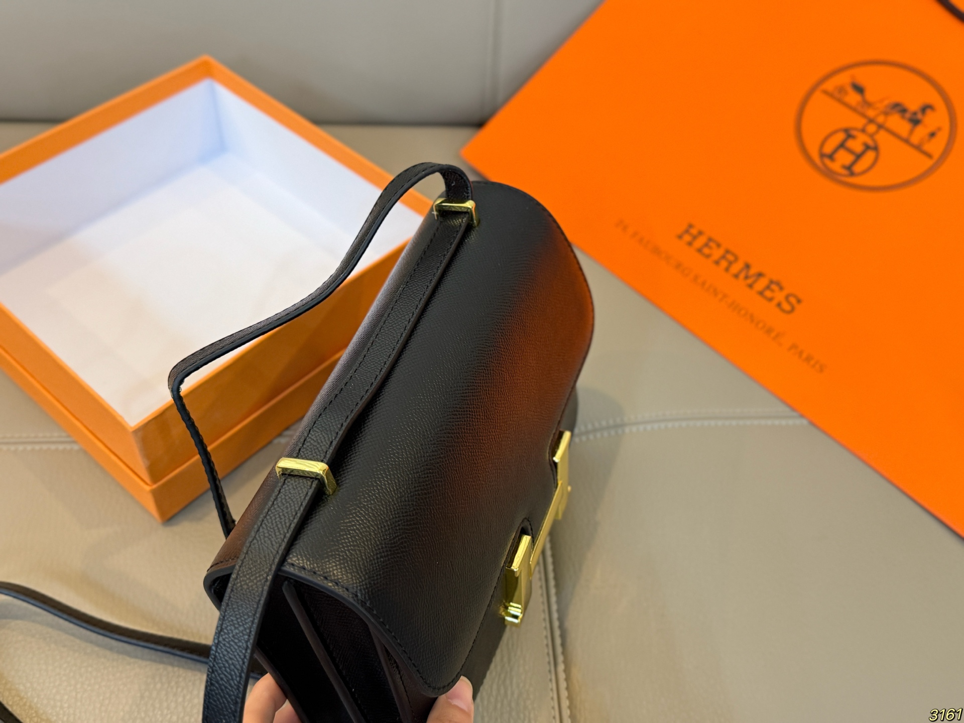 &yen;135/&yen;125配盒 爱马仕Hermes 轻奢康康包性价比超高的经典搭配王 今天给大家推荐hello家的康康包，颜值超耐打，经典又百搭! 拍照出来也是满满的高级感，很容易凹造型~ 包包的容量也很nice,完全能满足日常的需求 尺寸24 16/19 14