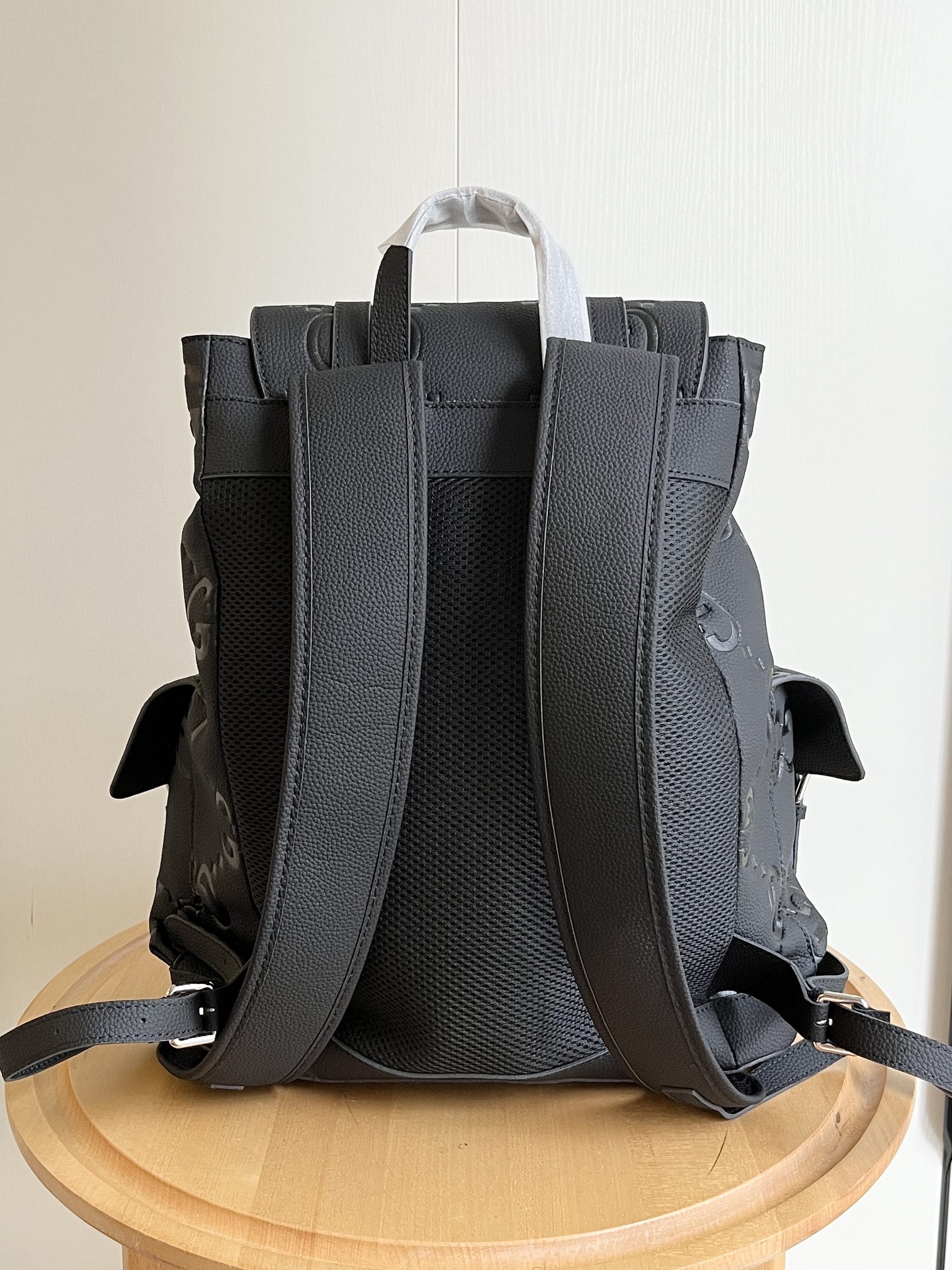 实拍#💰280 款号：625770 34x41x12cm：34x41x12cm 以其柔软和稍微有光泽的完成而闻名，gg 皮革在今年秋季前的系列中运用了纹理，在黑色穿孔皮革基座上压花了房子的徽章。 这款背包有多个外部和内部口袋，包括一个带衬垫的笔记本电脑包和智能手机套。 功能性的带扣关闭器有额外的磁扣，可以方便地打开。