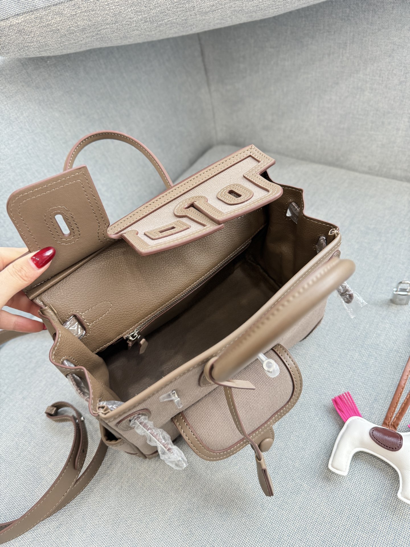 头层牛皮大💰315 头层牛皮小💰305 size：30&times;21/25&times;20 HERMES爱马仕 Birkin 帆布拼皮 铂金包手提包 拼接设计很特别 容量也够大，日常用很方便 背上就是温柔又利落的风格 包包风格休闲工装，日常穿搭都能hold住👍🏼 Cargo是真好用！！！ 张惠妹爱不离手的Cargo