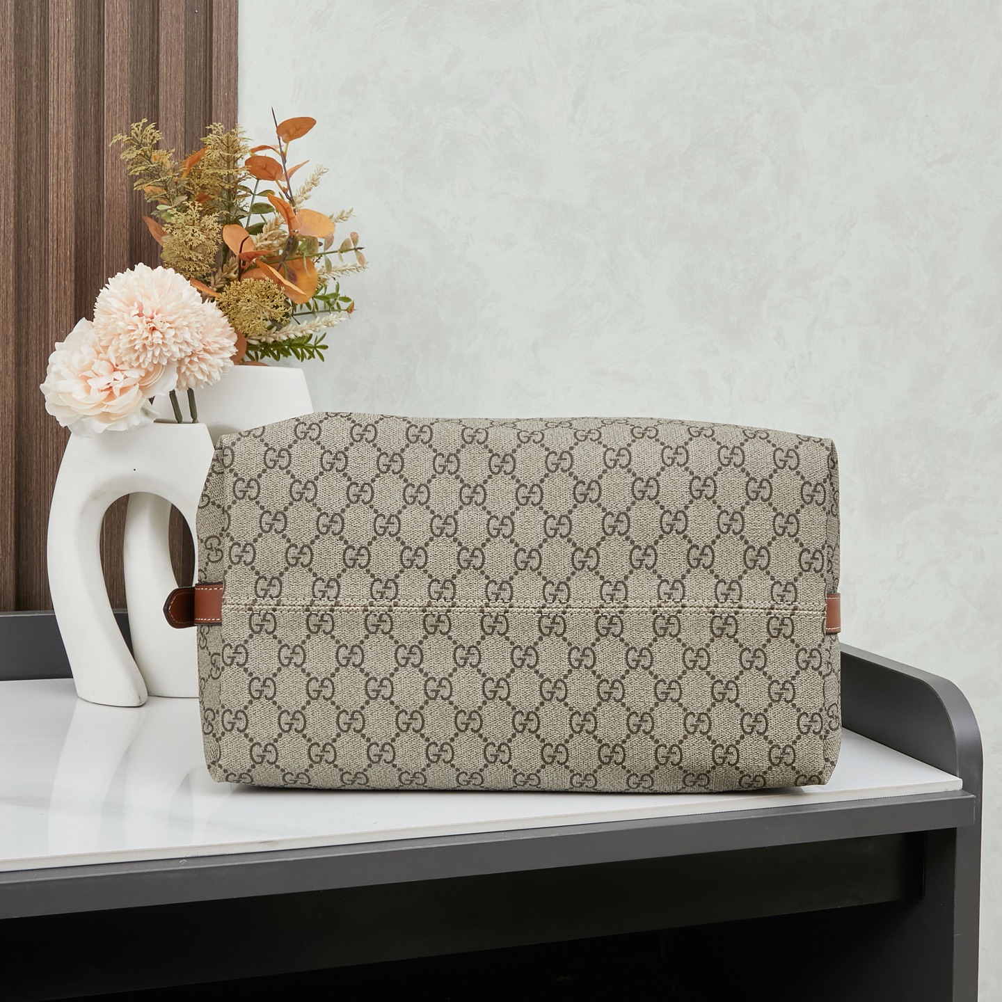 🌟新款上新💰208包邮❗ 🔥2025春夏系列精彩呈献手袋新作！Padlock系列推出多款背携方式多样的时尚包款，为2025早秋系列增色添彩。这款肩背包设有一个带拉链袋的中间隔层，配以织带衬里，让人不禁联想起品牌标志性图案。独家专业十年打造专柜顶级品质👏👏 型号🌟839021棕色 尺寸🌟宽29x高23.5x测宽15.5cm