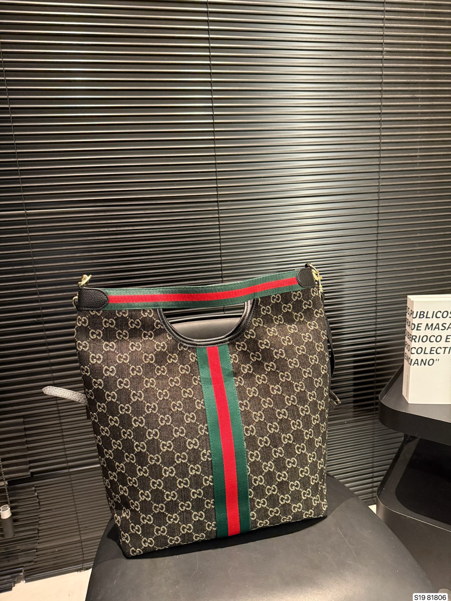 P145 酷奇 闭眼都能入手的包包| 托特包 可手提可单肩 真的是闭着眼都能冲的款式！ 尺寸：30 39 货号81806