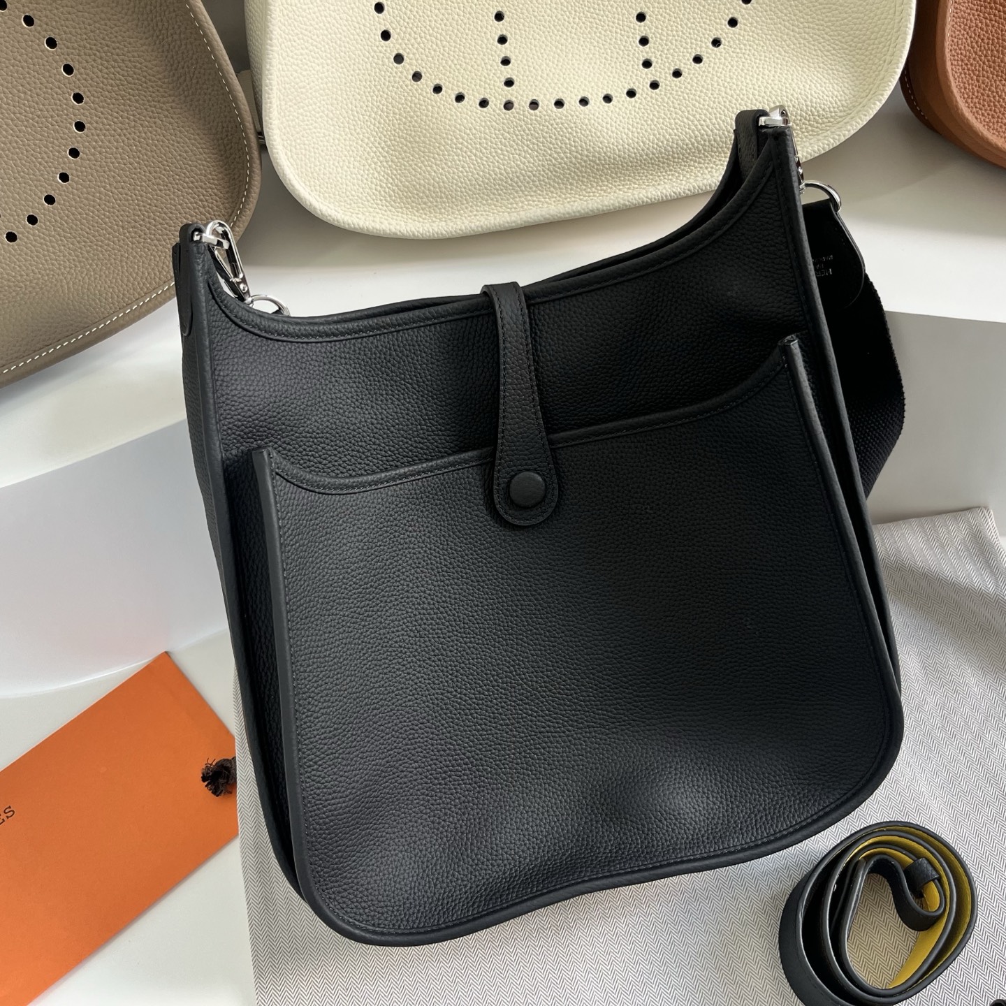 定制版29厘米💰258包邮‼️礼盒➕20 伊芙琳29cm慵懒的刚刚好！ 都说这个包冷门，但实物真的越耐看 ，这款更休闲更飒，百搭随性，简约大气的慵懒感一下子拿捏住了！实用主义者必备大包！容量太nice啦👍 贴心的宽肩带可以减轻重量，放松肩膀～ 多种背法，男女都可驾驭！ 更加适合高个子宝宝哦～随意一挎就能出门 尺寸：29&times;30&times;8cm