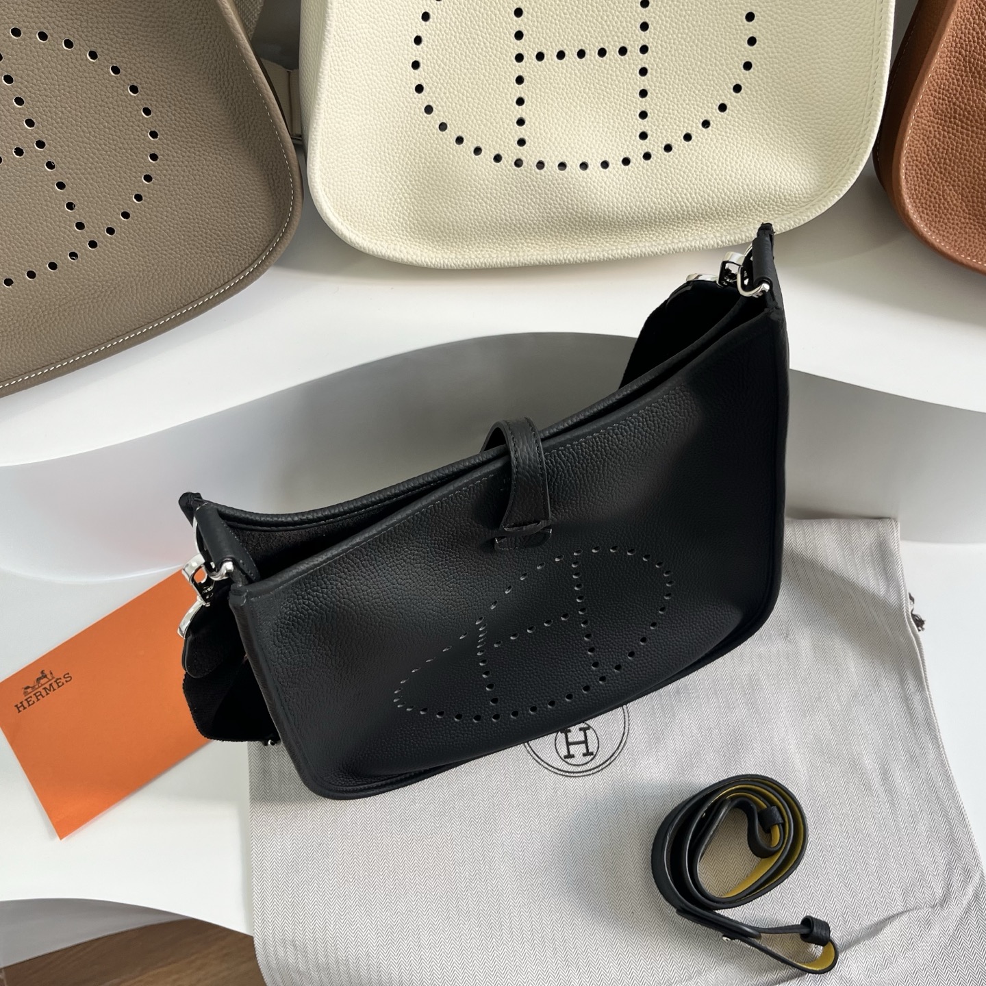 定制版29厘米💰258包邮‼️礼盒➕20 伊芙琳29cm慵懒的刚刚好！ 都说这个包冷门，但实物真的越耐看 ，这款更休闲更飒，百搭随性，简约大气的慵懒感一下子拿捏住了！实用主义者必备大包！容量太nice啦👍 贴心的宽肩带可以减轻重量，放松肩膀～ 多种背法，男女都可驾驭！ 更加适合高个子宝宝哦～随意一挎就能出门 尺寸：29&times;30&times;8cm