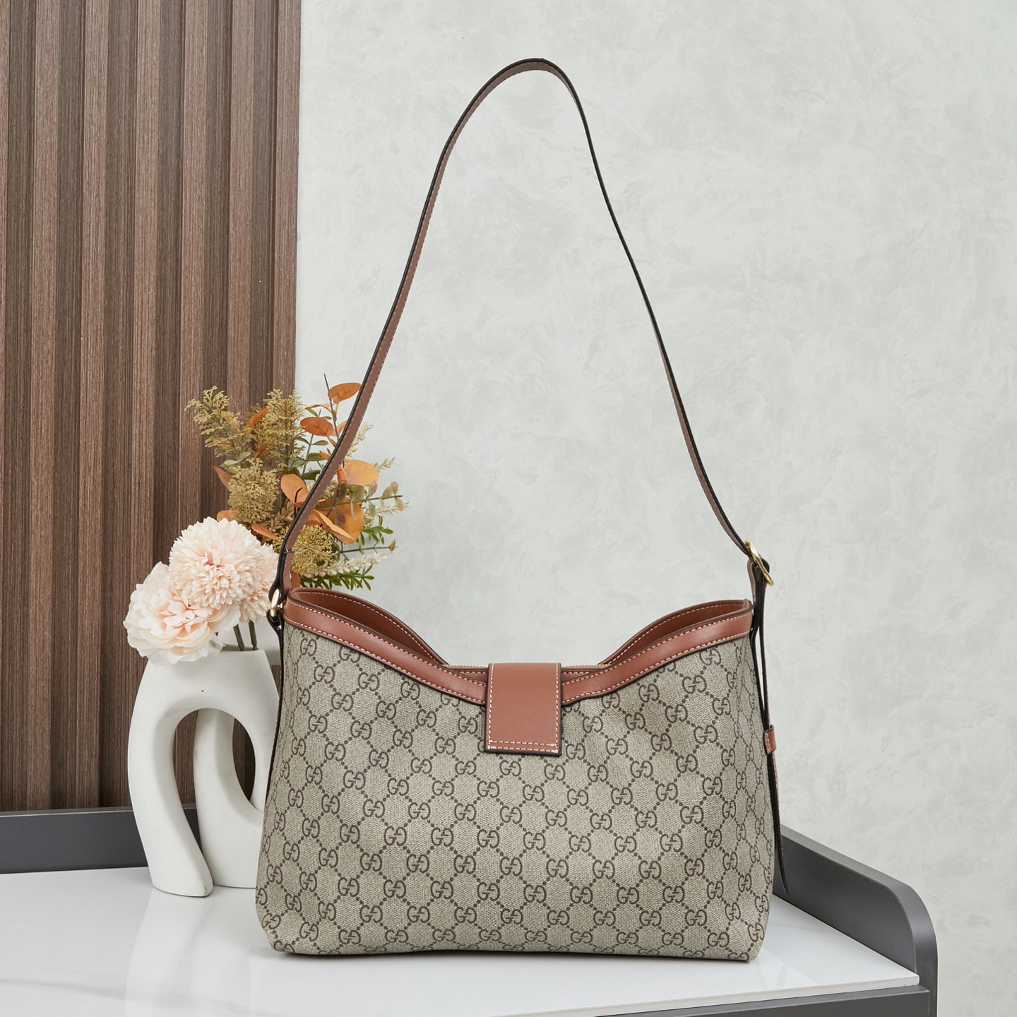 🌟新款上新💰208包邮❗ 🔥2025春夏系列精彩呈献手袋新作！Padlock系列推出多款背携方式多样的时尚包款，为2025早秋系列增色添彩。这款肩背包设有一个带拉链袋的中间隔层，配以织带衬里，让人不禁联想起品牌标志性图案。独家专业十年打造专柜顶级品质👏👏 型号🌟839021棕色 尺寸🌟宽29x高23.5x测宽15.5cm