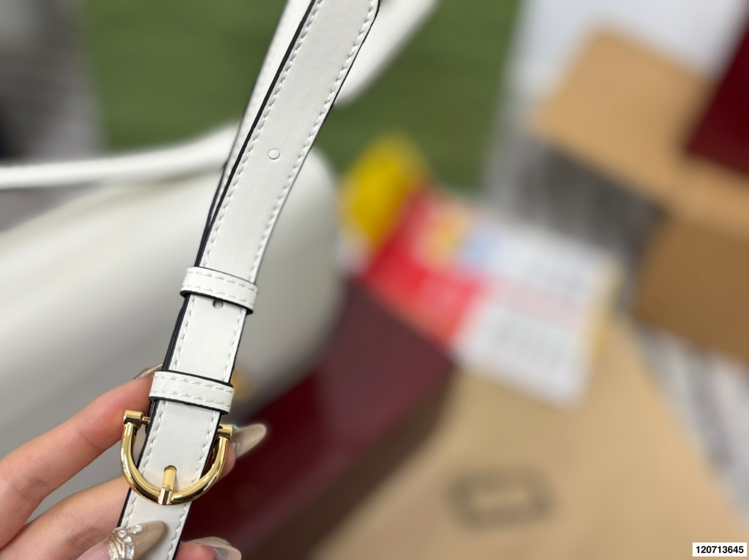 p185 礼盒包装 Gucci Siena系列背包延续了Gucci经典马衔扣这一标志性元素的演变。这款肩背包选用精细光面皮革匠心打造，挺括造型融蕴源自20世纪70年代的半马衔扣搭扣设计细节。搭配金色调配件，内部衬里设有三层接档与一个拉链口袋。 尺寸22.17