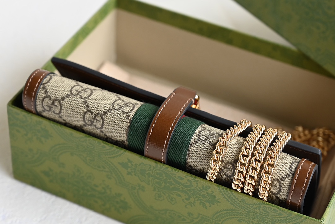 💰328包邮‼️ 😊 GG Jackie1961系列链条包 喜欢小链条包首选是 它可以当钱包，也可以当包包 能放12张卡➕完整的大钞，还可以放手机 钱包款加上链条，一个包钱得两个，划算！ 五金扣和链条，包括它的拉链头和D字扣 全部都是用全钢五金⚠️ 原厂皮➕原厂对色牛仔料 别看它小小一个，伺候着它的都是高级货❗️ Size：19&times;10&times;3.5cm #652681m