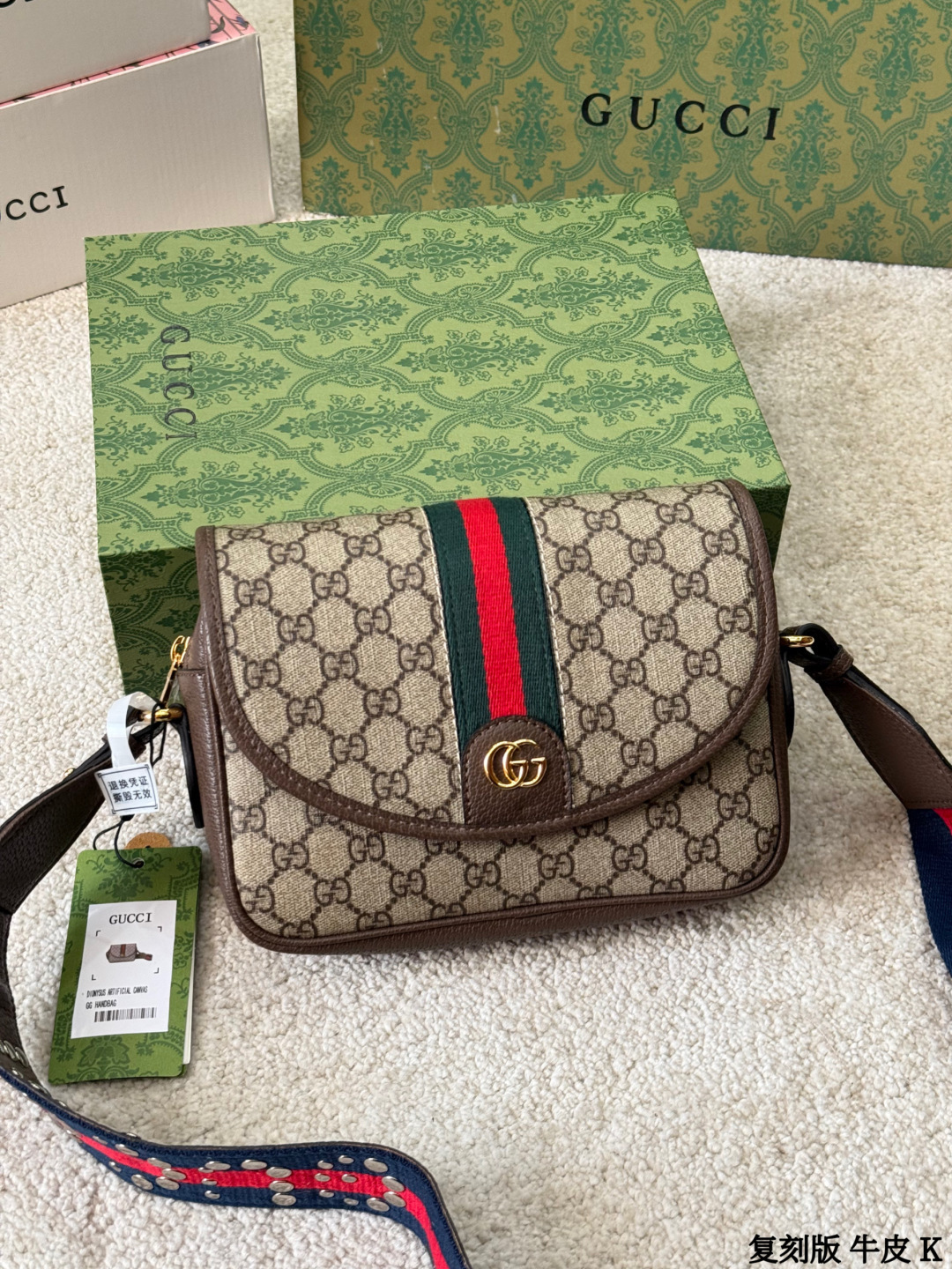 复刻版 牛皮 p195 Gucci GG Supreme帆布单肩包 sGucci GG Supreme帆布单肩包，经典双G老花帆布+棕色皮革饰边，复古又时髦艹。肩带是红绿蓝织带，点缀金属铆钉，超有个性！尺寸适中，通勤休闲都OK，拉链开合更安全。GG Supreme帆布耐磨防水，百搭不挑衣服，时尚实用两不误~ 尺寸 22 15cm