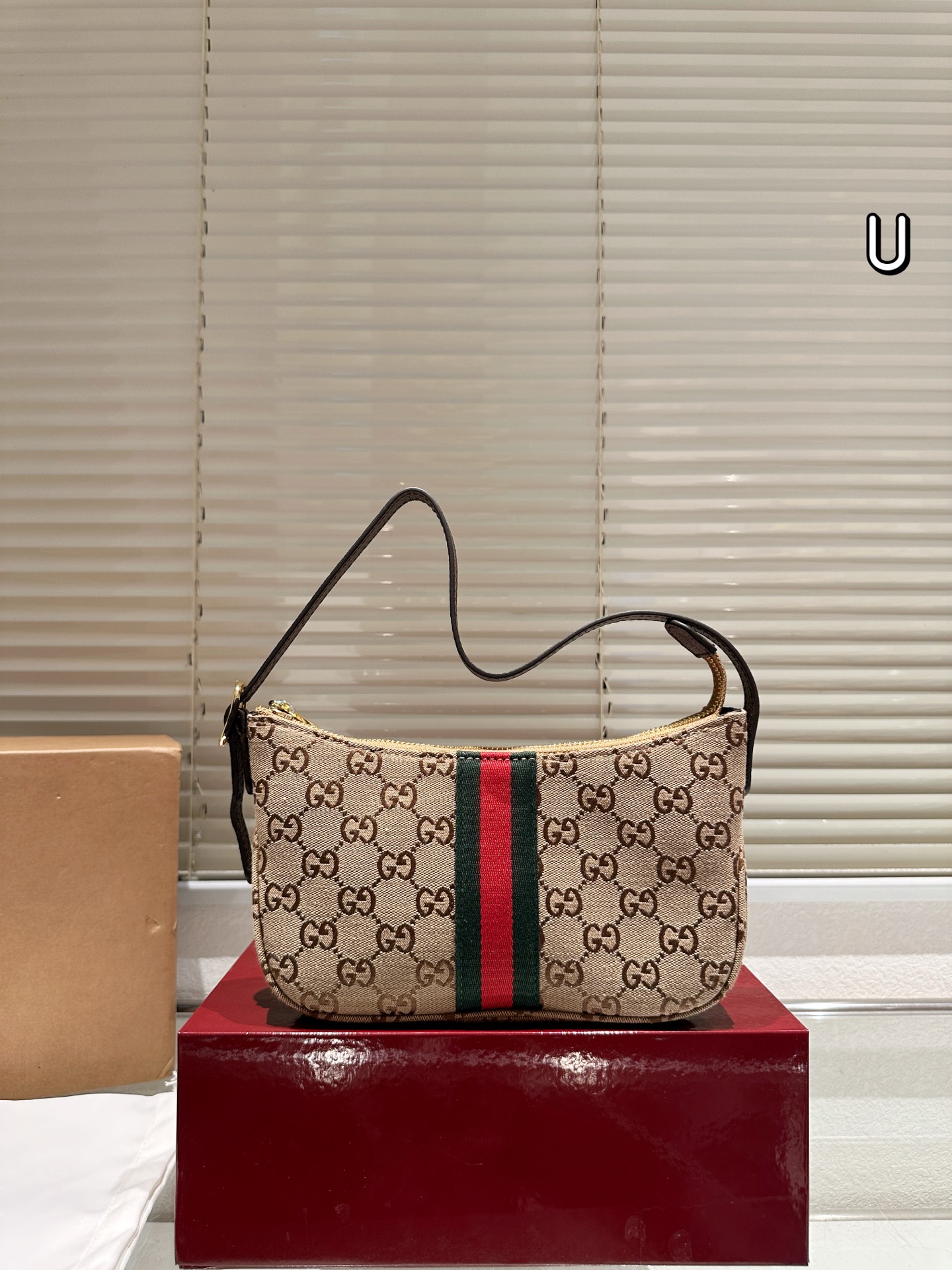 复刻版 P145 Gucci Demna系列迷你单肩包​​ 👜Gucci 迷你单肩包，深棕帆布+双G织带，红绿条纹超有辨识度！复古优雅，迷你尺寸轻便出行，手机钥匙都能装下✨。肩带可调节，单肩斜挎都OK，百搭又实用。灵感来自罗马经典建筑，细节精致，日常通勤或休闲都能轻松驾驭，是Gucci热门入门款，复古控必入！💼 尺寸23.14