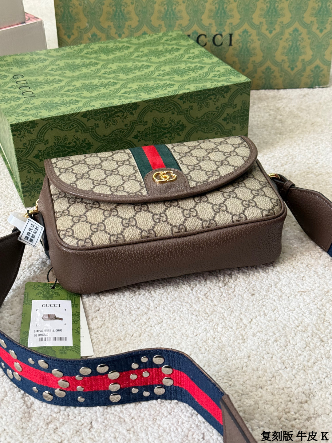 复刻版 牛皮 p195 Gucci GG Supreme帆布单肩包 sGucci GG Supreme帆布单肩包，经典双G老花帆布+棕色皮革饰边，复古又时髦艹。肩带是红绿蓝织带，点缀金属铆钉，超有个性！尺寸适中，通勤休闲都OK，拉链开合更安全。GG Supreme帆布耐磨防水，百搭不挑衣服，时尚实用两不误~ 尺寸 22 15cm