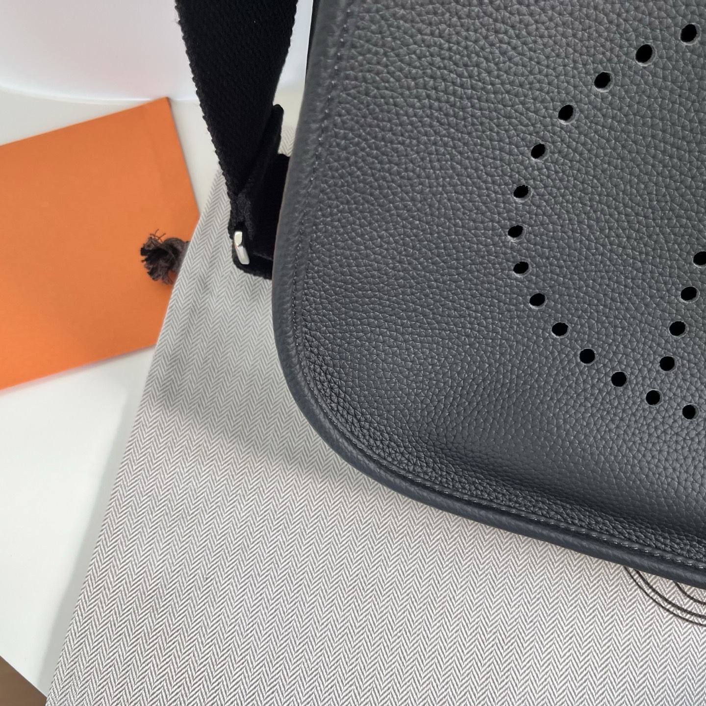 定制版29厘米💰258包邮‼️礼盒➕20 伊芙琳29cm慵懒的刚刚好！ 都说这个包冷门，但实物真的越耐看 ，这款更休闲更飒，百搭随性，简约大气的慵懒感一下子拿捏住了！实用主义者必备大包！容量太nice啦👍 贴心的宽肩带可以减轻重量，放松肩膀～ 多种背法，男女都可驾驭！ 更加适合高个子宝宝哦～随意一挎就能出门 尺寸：29&times;30&times;8cm