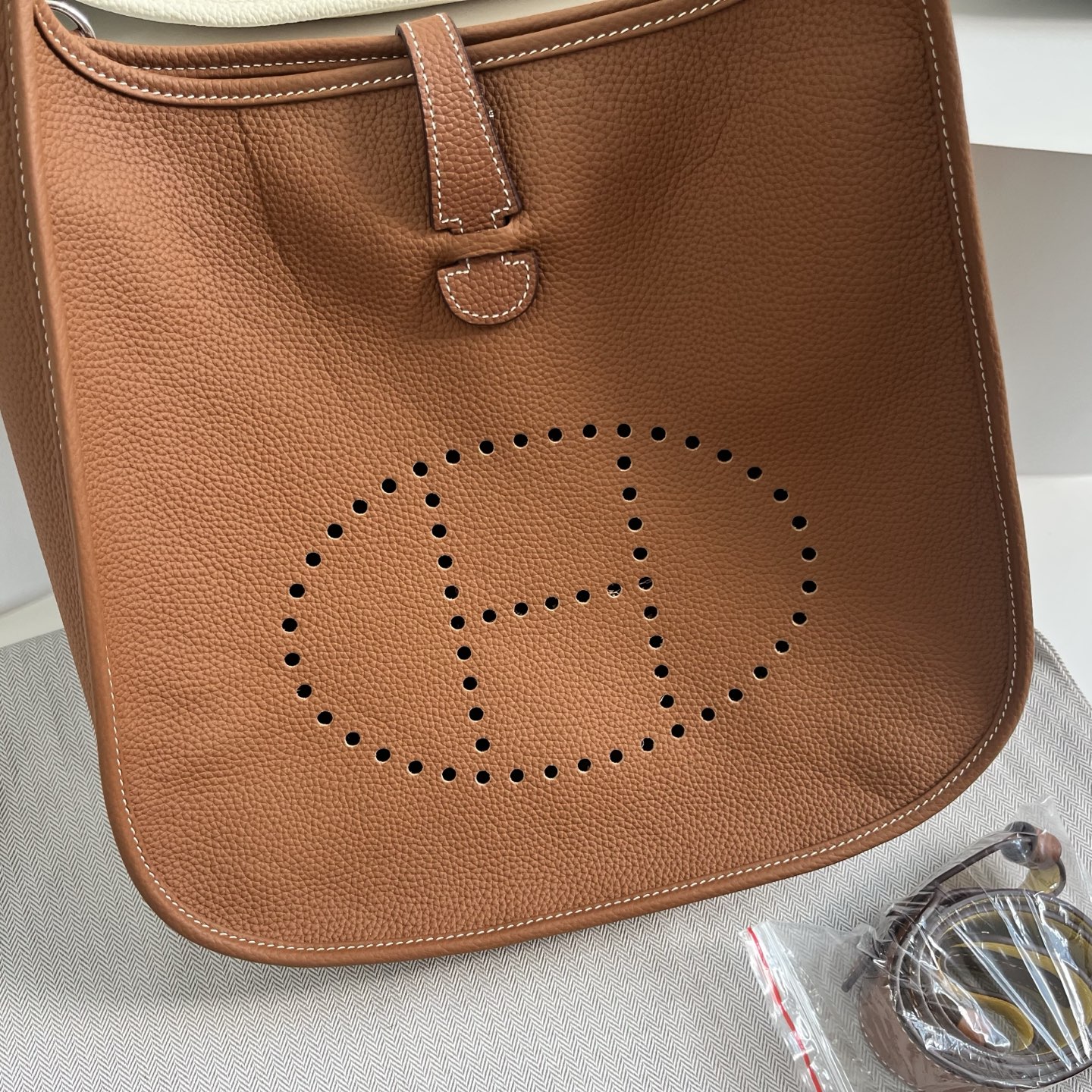 定制版29厘米💰258包邮‼️礼盒➕20 伊芙琳29cm慵懒的刚刚好！ 都说这个包冷门，但实物真的越耐看 ，这款更休闲更飒，百搭随性，简约大气的慵懒感一下子拿捏住了！实用主义者必备大包！容量太nice啦👍 贴心的宽肩带可以减轻重量，放松肩膀～ 多种背法，男女都可驾驭！ 更加适合高个子宝宝哦～随意一挎就能出门 尺寸：29&times;30&times;8cm