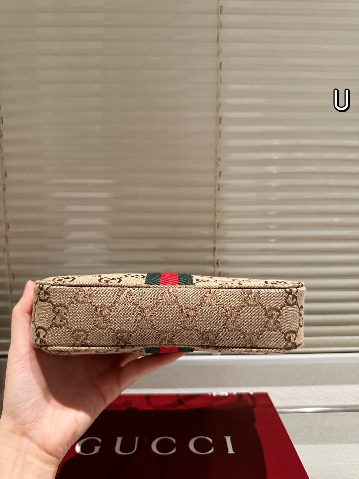 复刻版 P145 Gucci Demna系列迷你单肩包​​ 👜Gucci 迷你单肩包，深棕帆布+双G织带，红绿条纹超有辨识度！复古优雅，迷你尺寸轻便出行，手机钥匙都能装下✨。肩带可调节，单肩斜挎都OK，百搭又实用。灵感来自罗马经典建筑，细节精致，日常通勤或休闲都能轻松驾驭，是Gucci热门入门款，复古控必入！💼 尺寸23.14