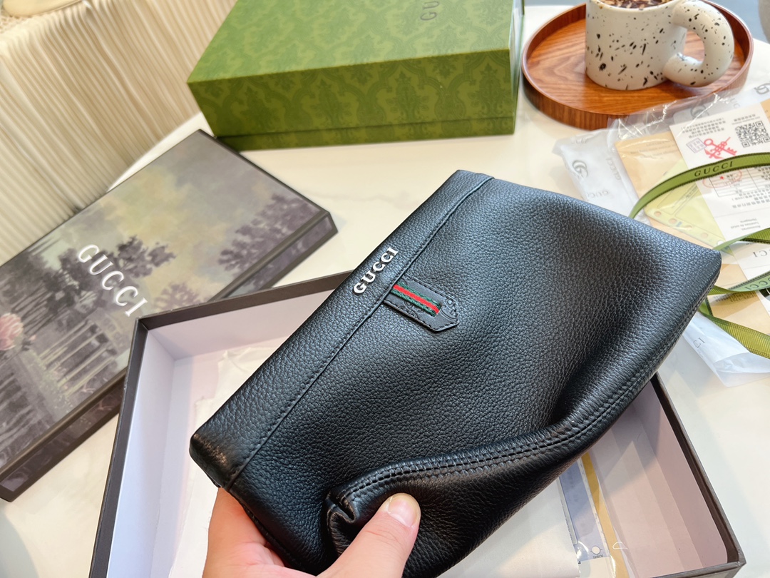 ❤️p115（礼盒包装）❤️牛皮 gucci 男士经典手包 细节实拍这个应该是古驰男士手拿包里面卖的最好的产品之一了第一是因为外表颜值~整体经典第二是因为大小宽度，非常能装东西 车钥匙、家里钥匙，大串大串地都没问题~日常办公材料啊甚至鼠标也是可以的! 性价比特别高~非常推荐!尺寸28.18