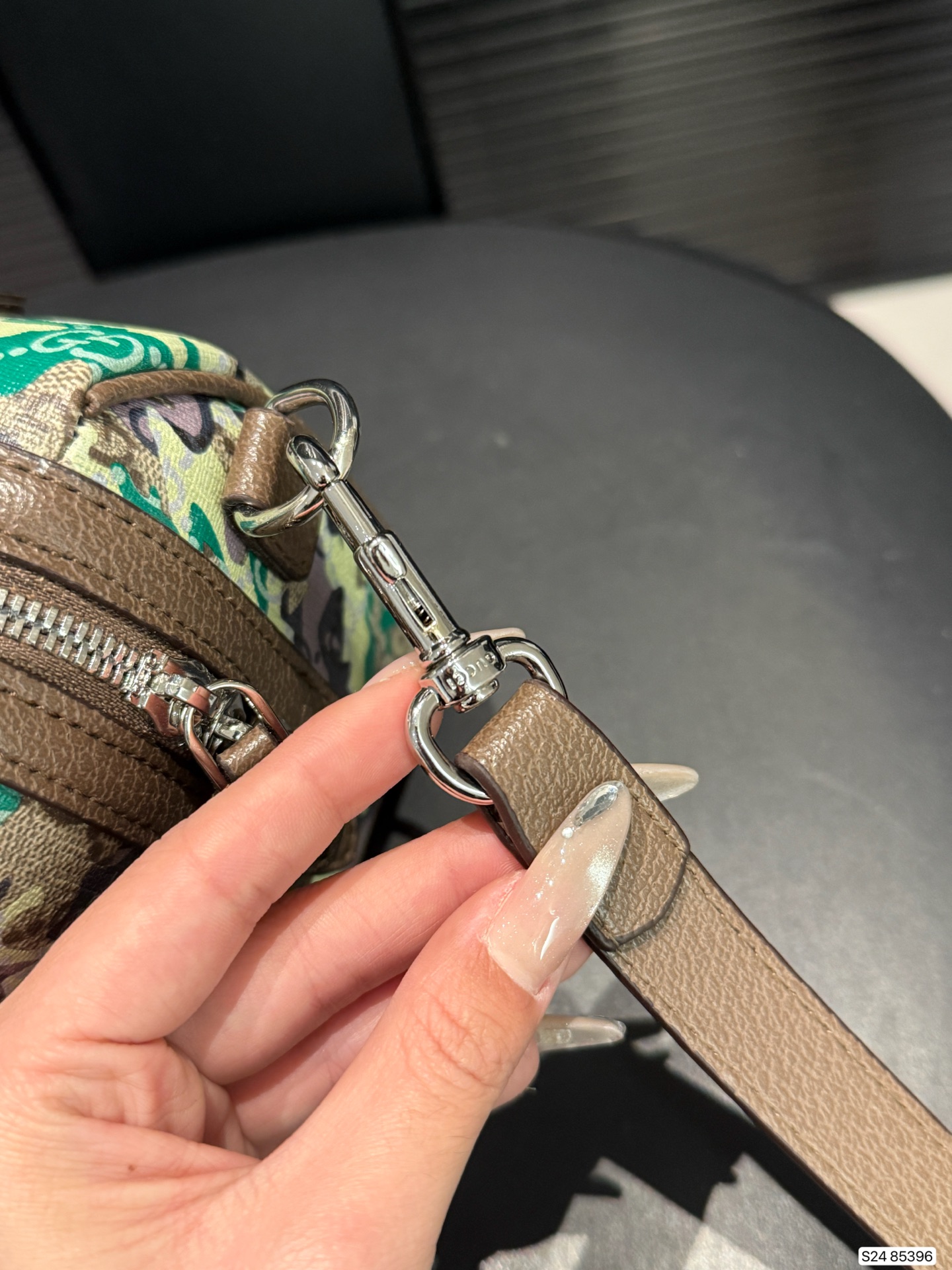 P170 Gucci迷彩GG波士顿包，包型小巧，拉链开合，日常通勤，休闲出街都超适合。是 Gucci迷彩系列热门单品，潮人出街必备! 尺寸85396 尺寸22 15