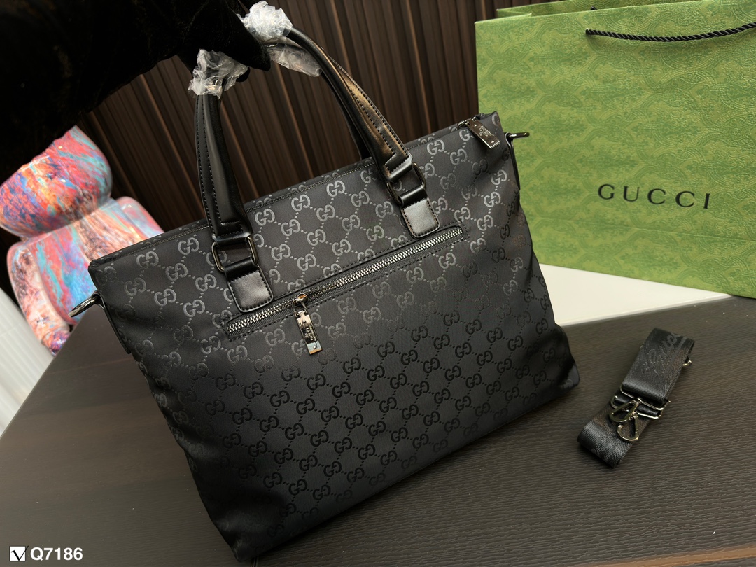 💰100 gucci 酷奇新款男包推荐 男包推荐: reverse eclipse Christopher ,nylon soft trunk, utility 邮差包。 目测爆款我觉得比女款更加简约.和潮流,女生也可以背哦,而且容量可 中国独家提前上市,大家快去联系你们的sales抢货吧 尺寸37.29cm