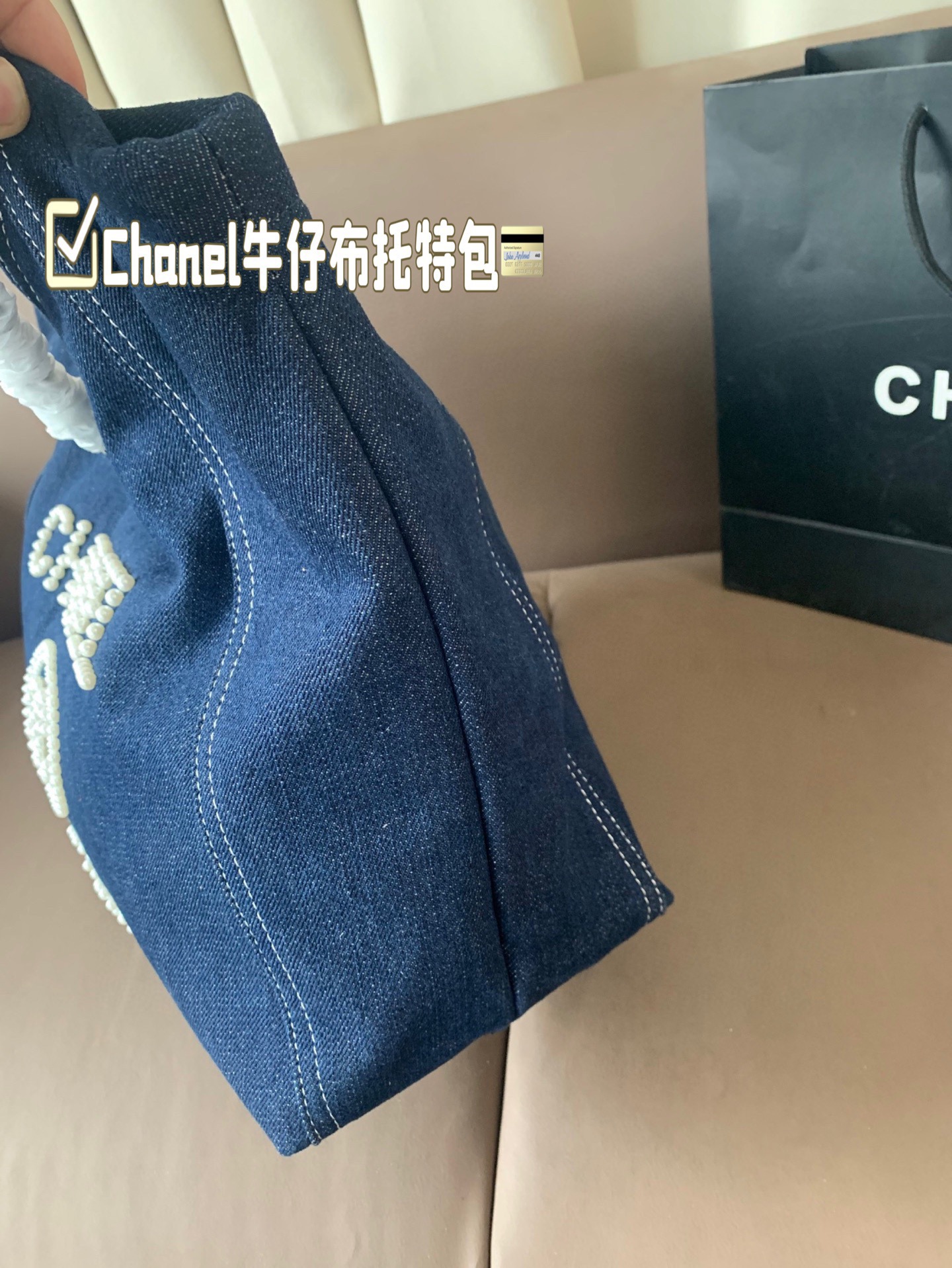 P180 Chanel这款蓝色牛仔布托特包真的绝了 容量超大！日常通勤完全够用课本、笔记本、化妆包统统装得下学生党上班族都能背真的是实用又好看！尺寸37*25