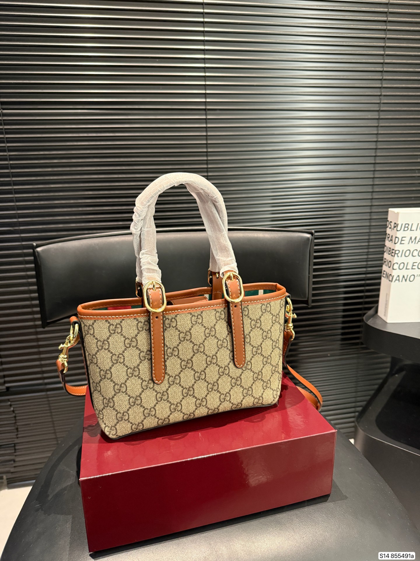 P120 配盒子酷奇 Gucci新出的小可爱! gucci mini Emblem 自带一个长肩带还可以斜挎手拎起来也好可爱! 尺寸20 14 货号855491