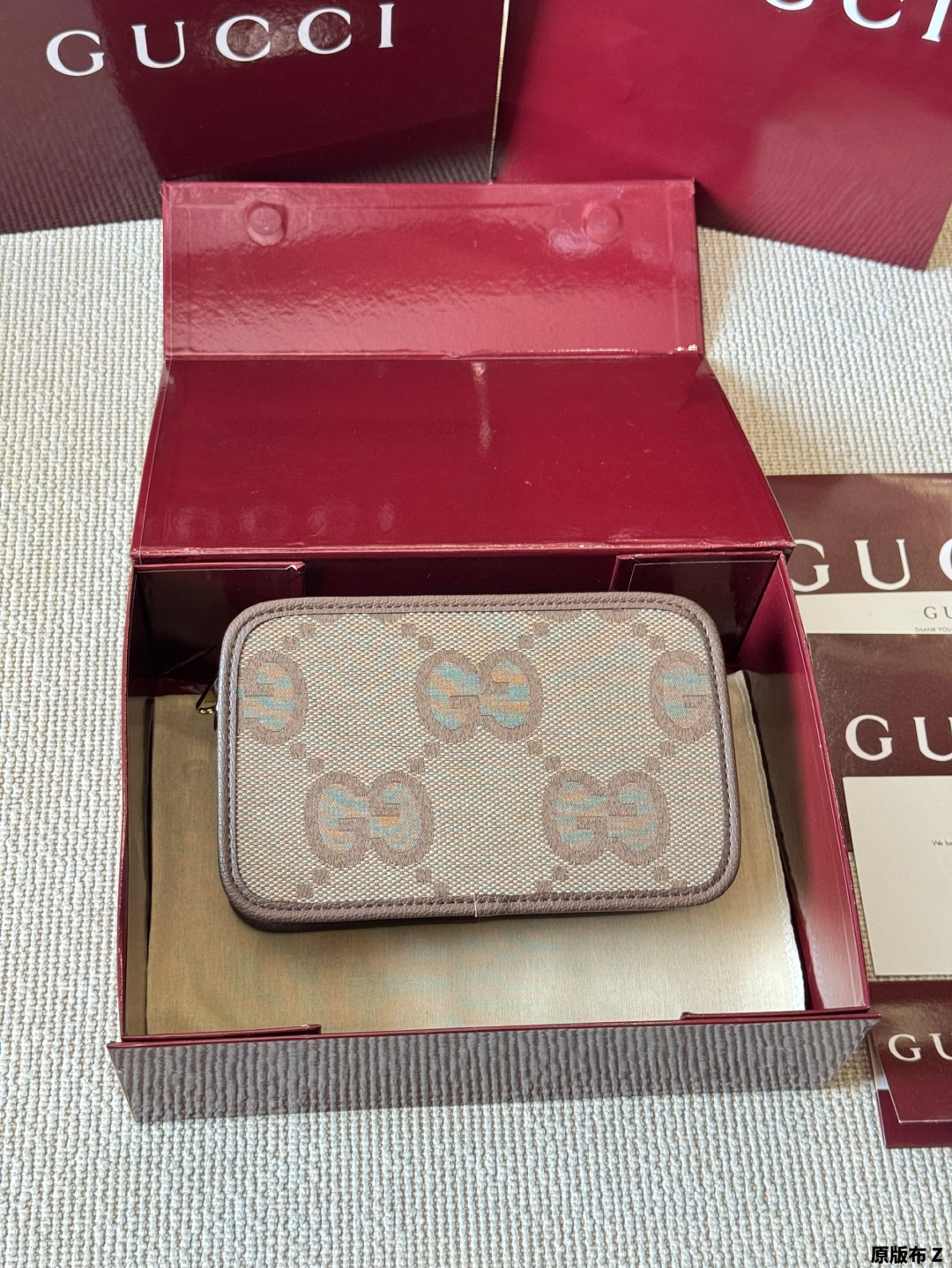 复刻版 原版布 p170 Gucci Ophidia 相机包 配原版乌木色二层牛皮～这个款复古韵味特别浓，对版五金 原版内里！上身效果也超赞，主要以精致特别的五金来提升整体质感。size 22 15 配飞机盒全套包装