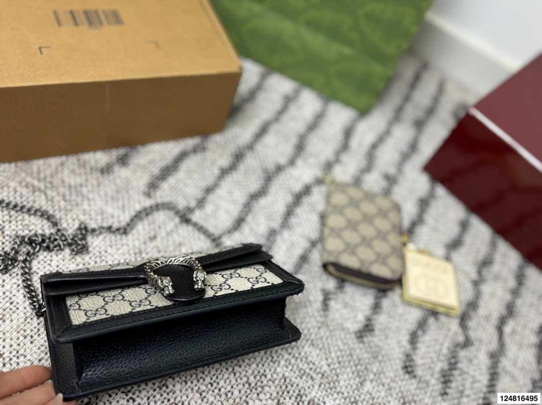 p165 配折叠礼盒 Gucci 新配色 燕麦色 Nano 酒神 新品 Zp售价&yen;27,400 如果包包只能选一个你们就买这个迷你酒神就可以了 我给你们种草图 看看他有多a多飒 女孩的本命包 复古系列更让年轻女孩们心动💓 装不了东西没关系 好看就行了！！ 尺寸：17*10