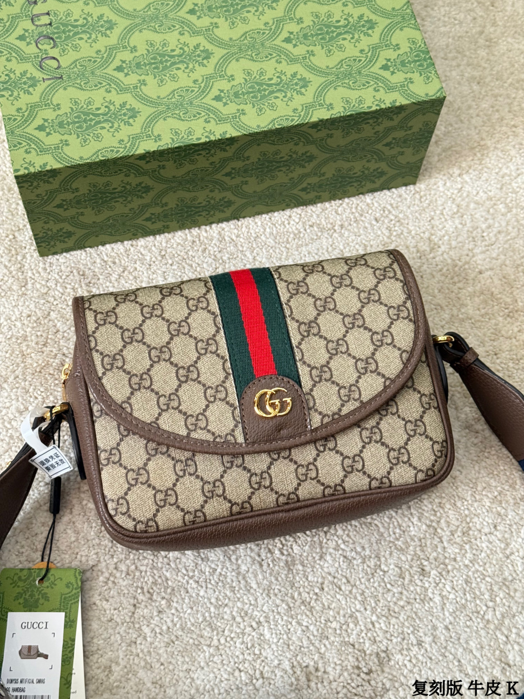 复刻版 牛皮 p195 Gucci GG Supreme帆布单肩包 sGucci GG Supreme帆布单肩包，经典双G老花帆布+棕色皮革饰边，复古又时髦艹。肩带是红绿蓝织带，点缀金属铆钉，超有个性！尺寸适中，通勤休闲都OK，拉链开合更安全。GG Supreme帆布耐磨防水，百搭不挑衣服，时尚实用两不误~ 尺寸 22 15cm