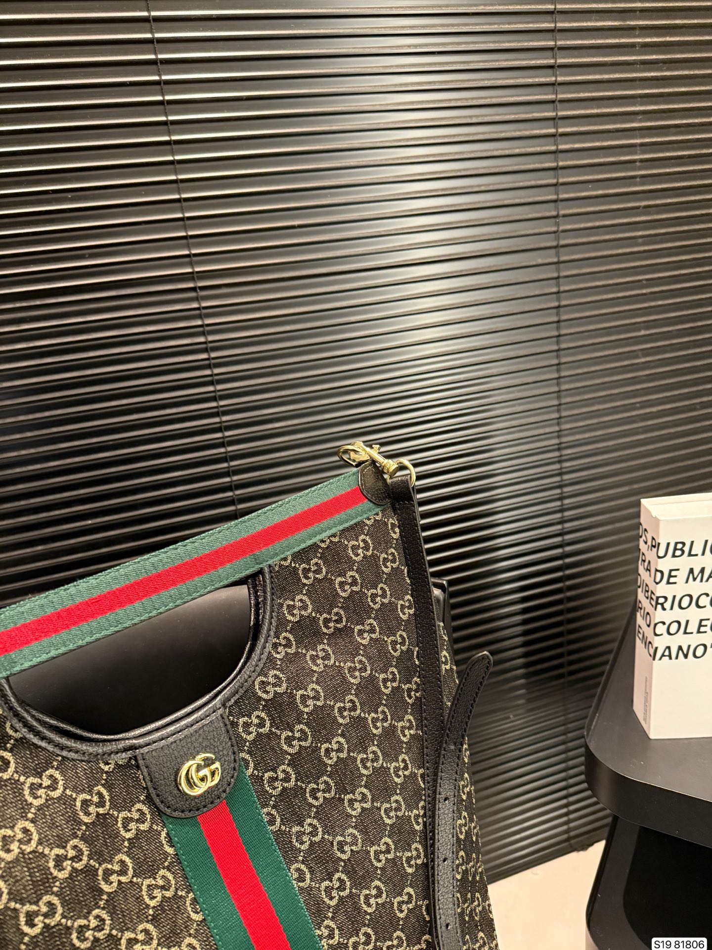 P145 酷奇 闭眼都能入手的包包| 托特包 可手提可单肩 真的是闭着眼都能冲的款式！ 尺寸：30 39 货号81806