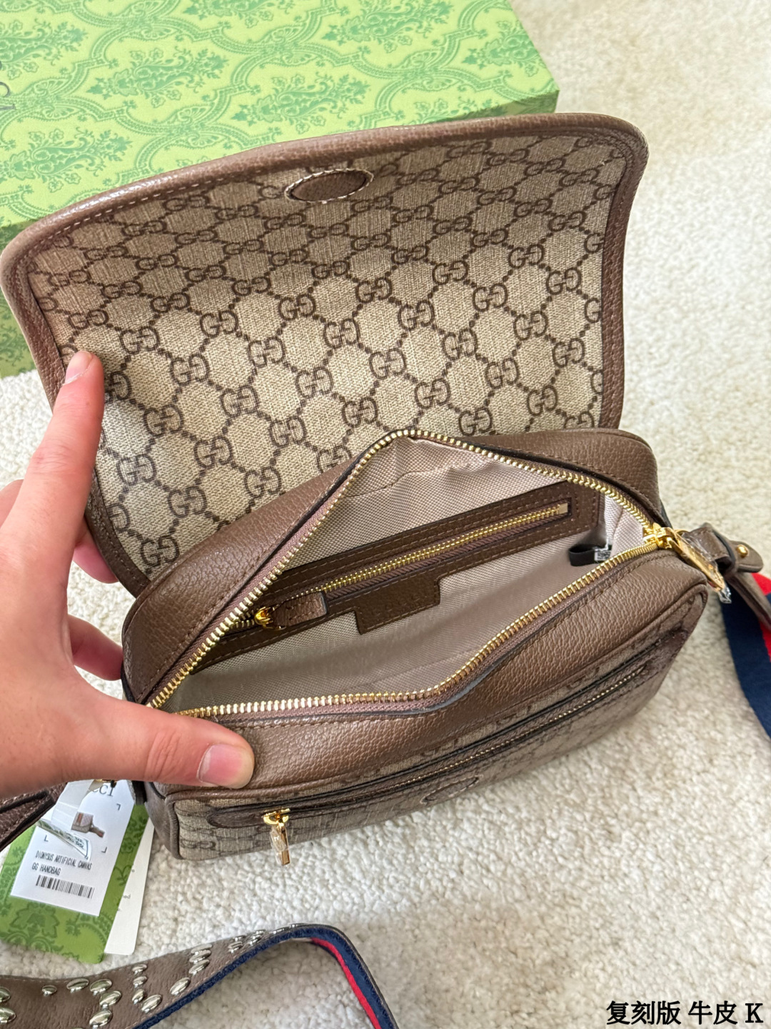复刻版 牛皮 p195 Gucci GG Supreme帆布单肩包 sGucci GG Supreme帆布单肩包，经典双G老花帆布+棕色皮革饰边，复古又时髦艹。肩带是红绿蓝织带，点缀金属铆钉，超有个性！尺寸适中，通勤休闲都OK，拉链开合更安全。GG Supreme帆布耐磨防水，百搭不挑衣服，时尚实用两不误~ 尺寸 22 15cm