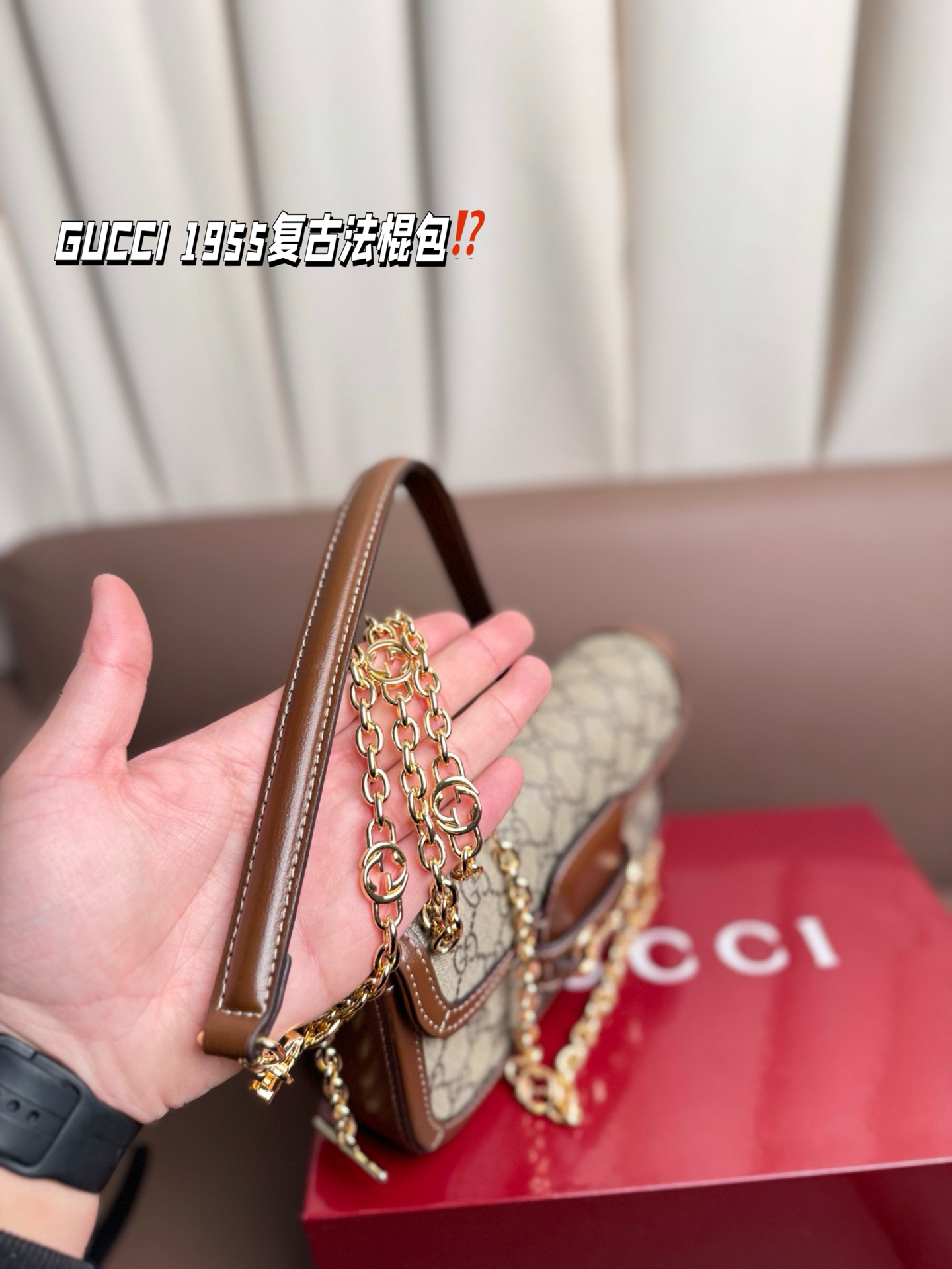 P190 GUCCI 1955复古法棍包。 GUCCI 1955家族又新填一位新成员在原有的经典马鞍包设计上等比例缩小定型包工艺显得更加小巧精致 配了一根超美的双Glogo金色链条尽显复古摩登之美 尺寸23*13