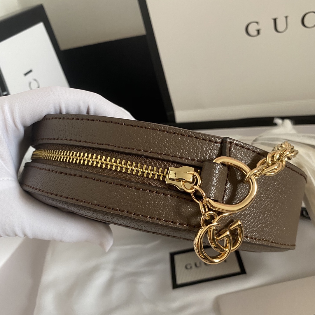 实拍#💰160 型号：550618咖 尺寸：18*18*4.5 GG Ophidia 系列圆饼好可爱 圆圆造型➕红绿织带！小巧玲珑 可以装的下plus的包包💕 此款肩带为链条配皮