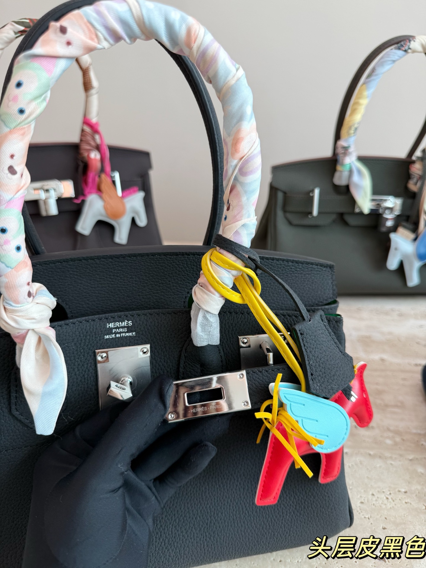 P330 爱马仕Birkin 30黑银手袋​​ 🖤这款Birkin 30黑银手袋，采用黑色Togo小牛皮+银色金属扣，简约大气超有质感✨。30cm容量刚好，通勤日常都能装。手柄缠丝巾，时髦又护手，细节满分！Birkin系列以精湛工艺和稀缺性著称，黑银配色低调高级，百搭不挑衣服，是爱马仕经典款，收藏和实用兼备💼。配盒子