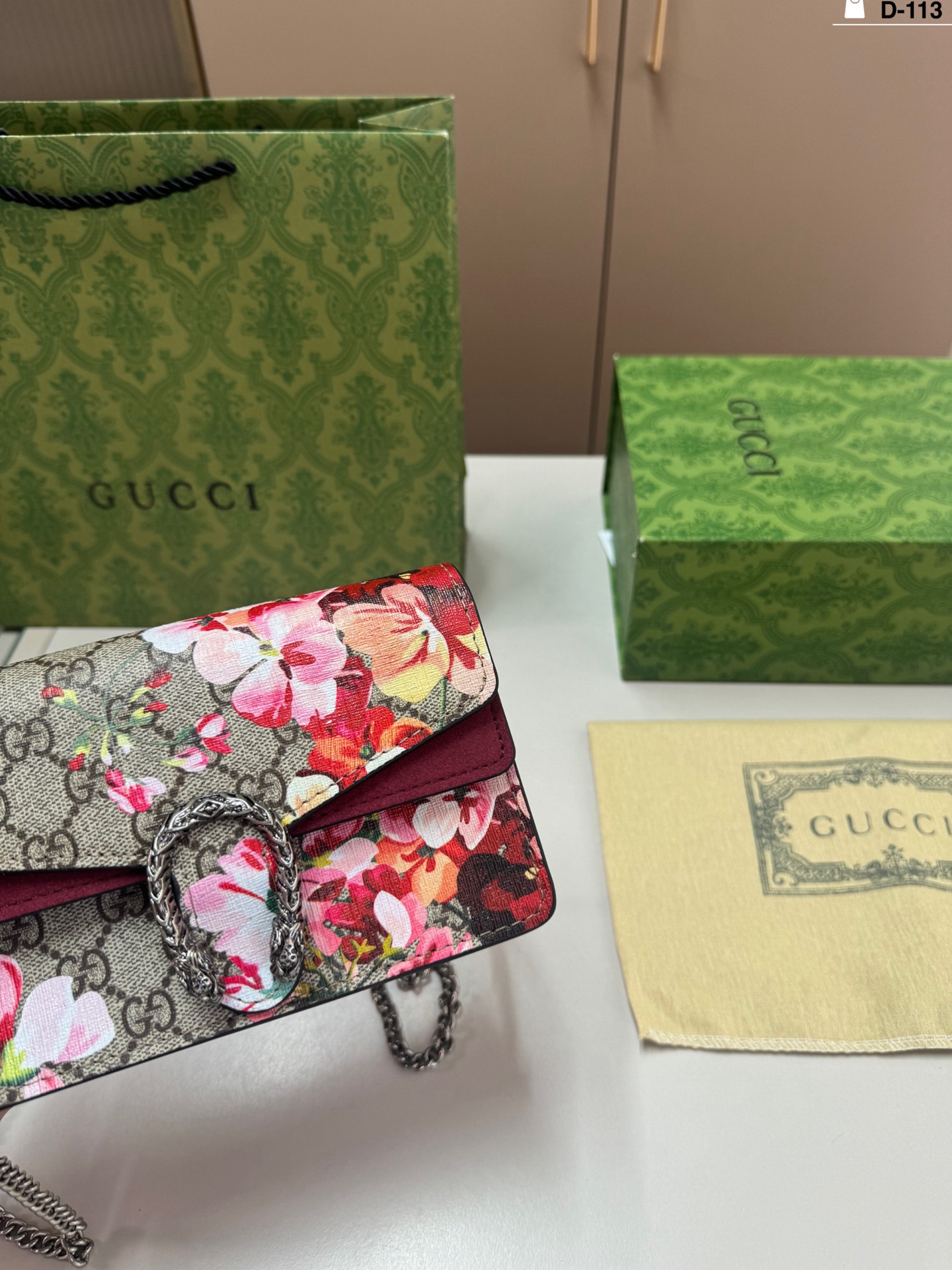 💰p110 D-113尺寸18&times;10折叠盒 Gucci酷奇酒神链条包上新 GUCCI 万年酒神蛇头包 人手必备